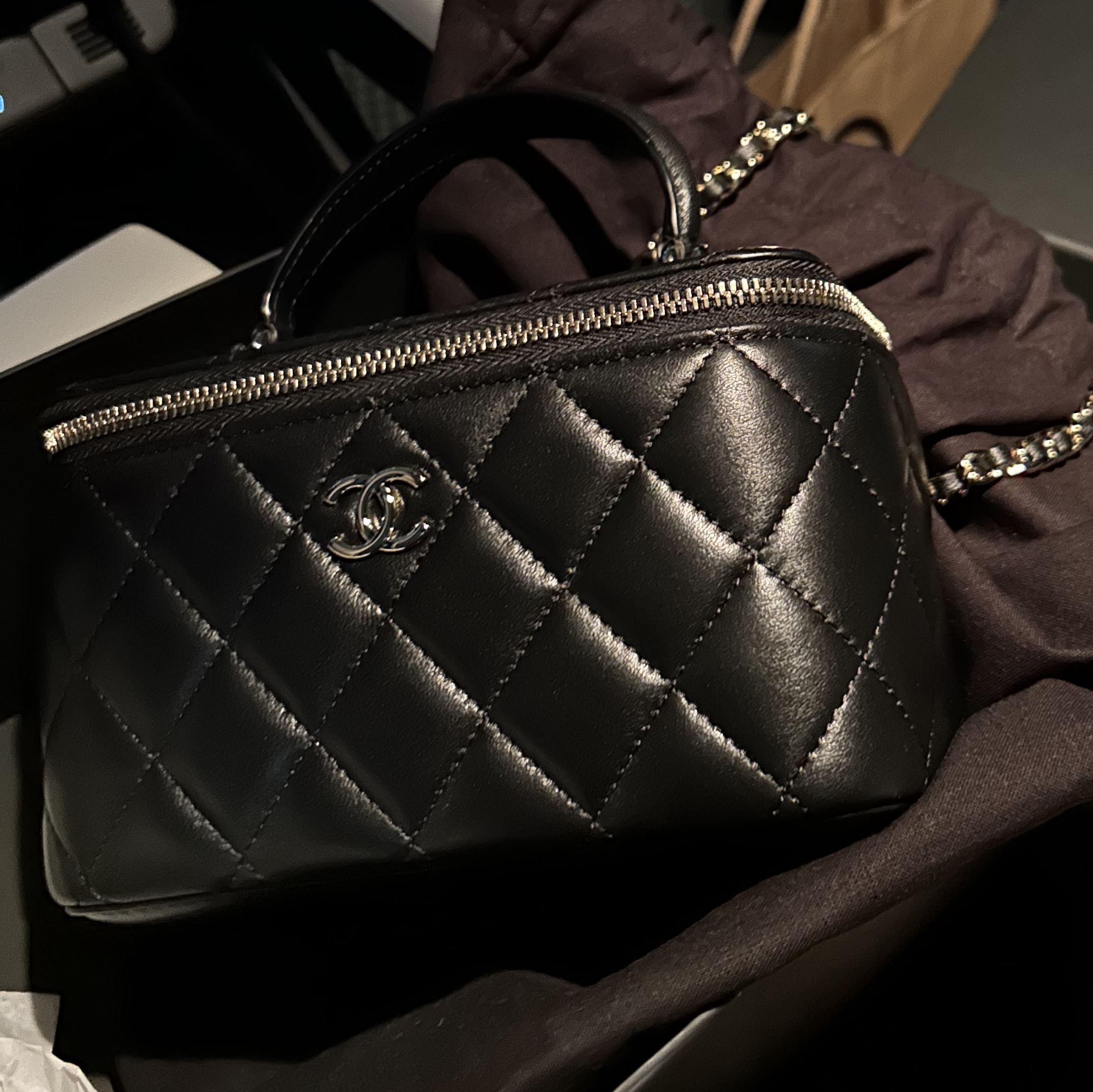 Chanel Vanity With Chain Lambskin & Gold Black 착용 스타일