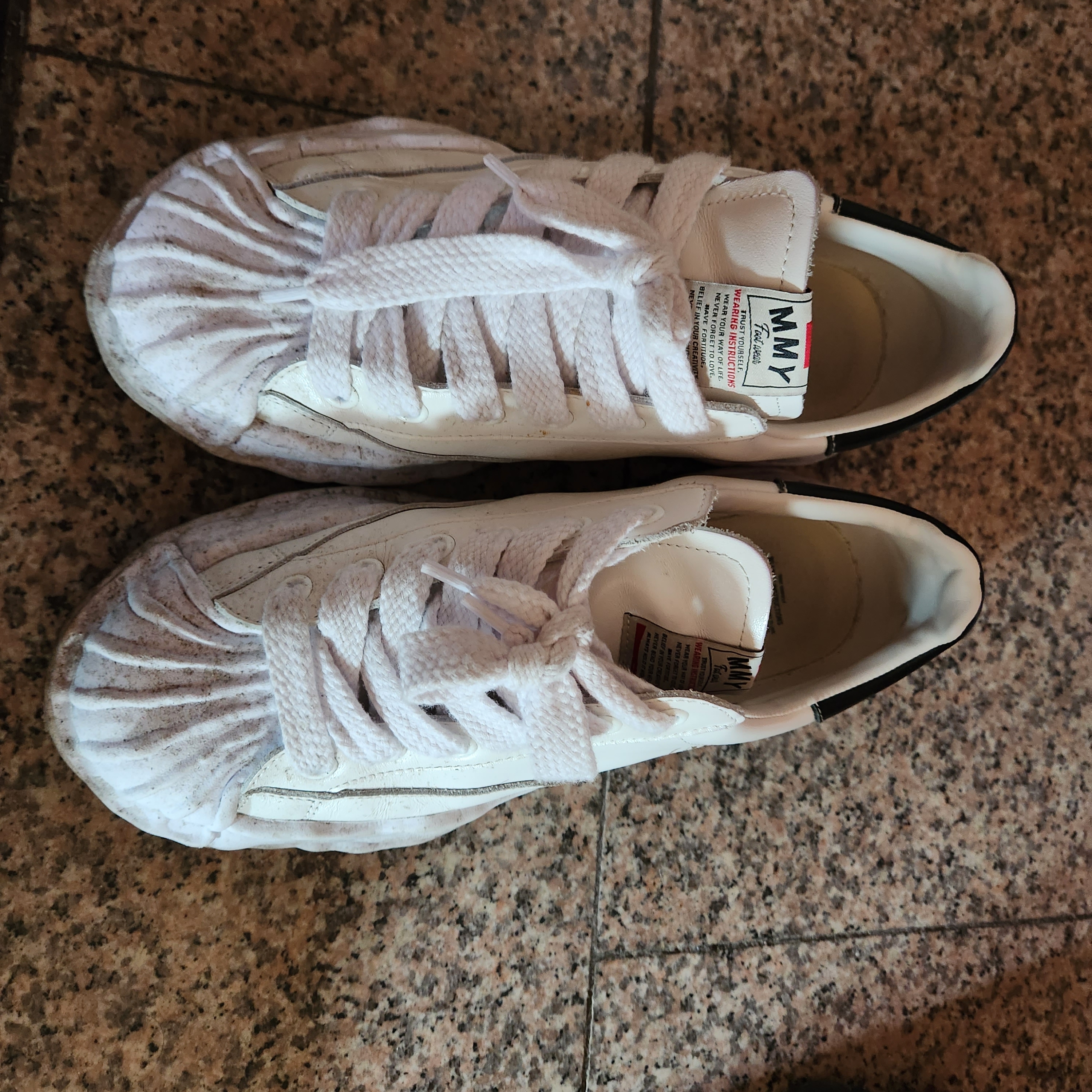 Maison Mihara Yasuhiro Blakey OG Sole Leather Low-top Sneakers White 착용 스타일