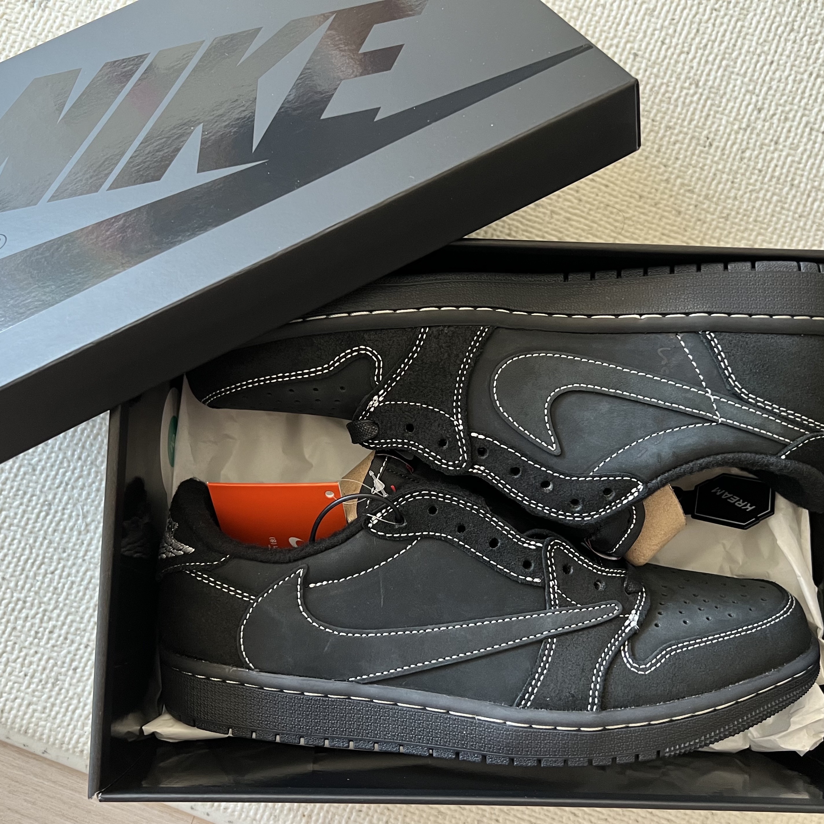Jordan 1 x Travis Scott Retro Low OG SP Black Phantom 착용 스타일 - 2