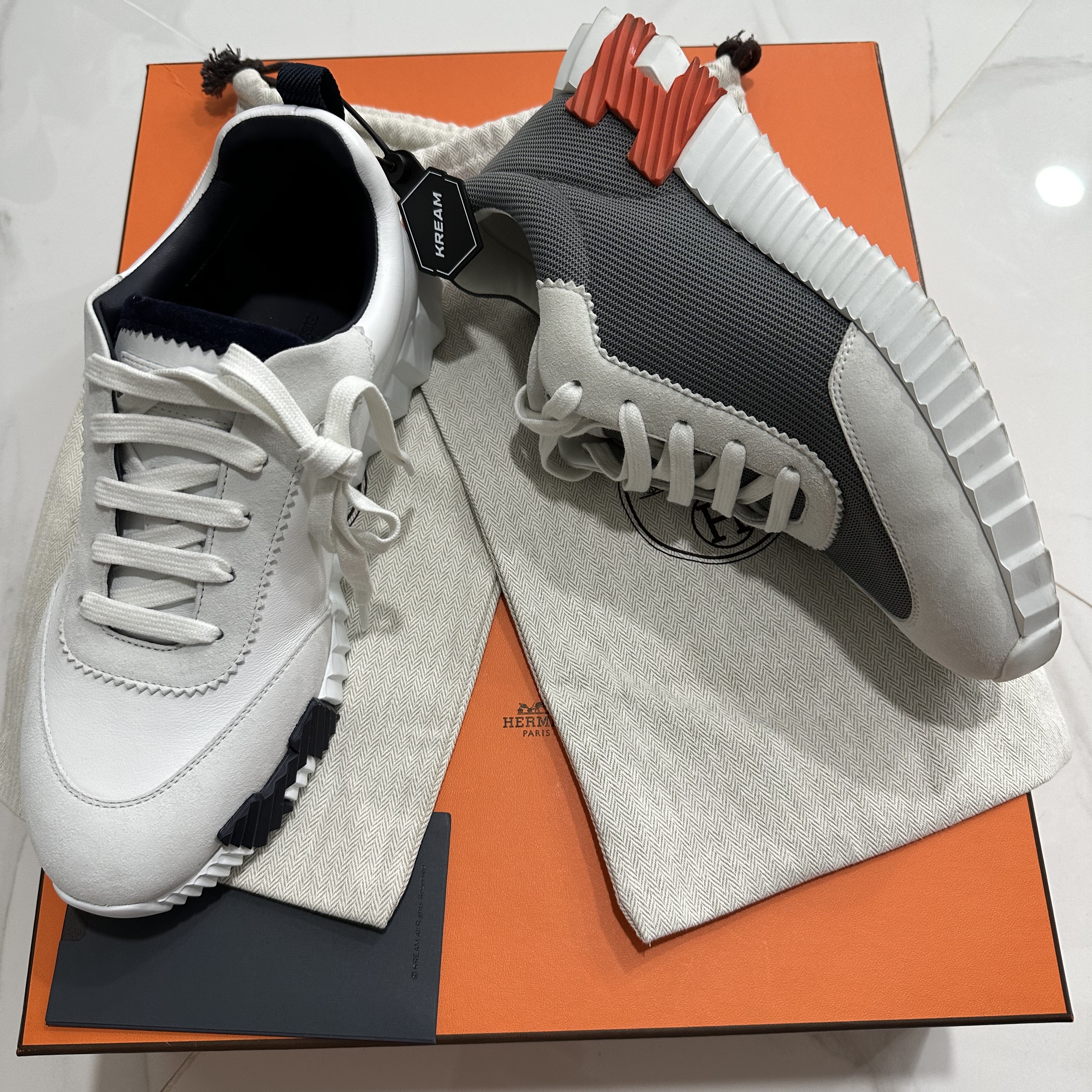 Hermes Bouncing Sneakers Calfskin Suede Goatskin & Blanc, Hermes Bouncing Sneakers Canvas Suede Goatskin & Multicolore Gris Fonce 착용 스타일