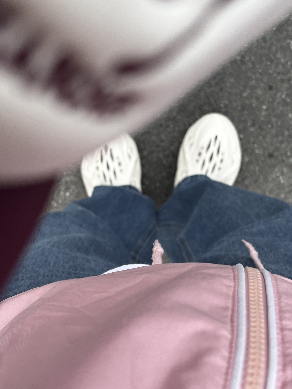 Adidas Yeezy Foam RNNR Sand 착용 스타일 - 2