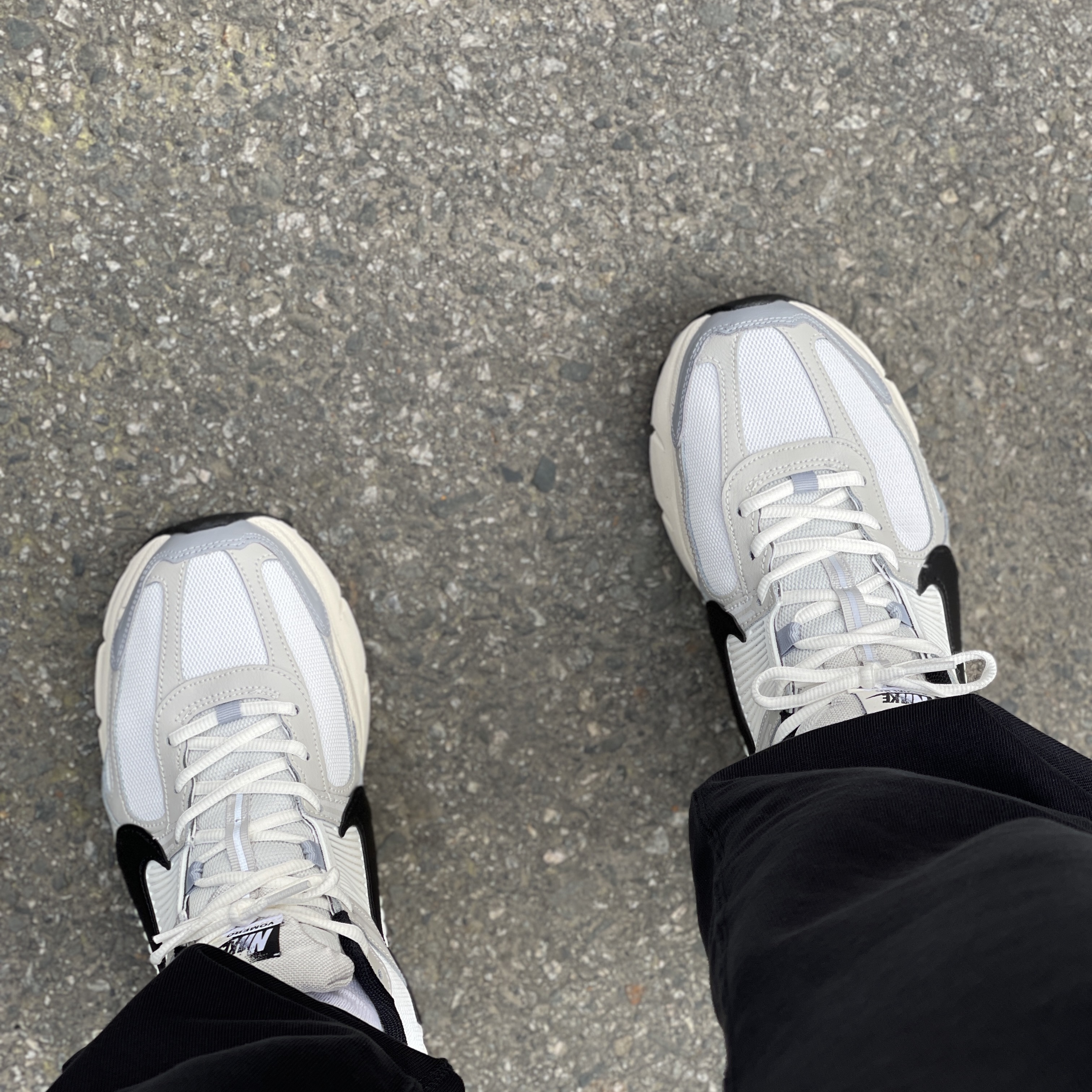 (W) Nike Zoom Vomero 5 Wolf Grey and Black 착용 스타일 - 2