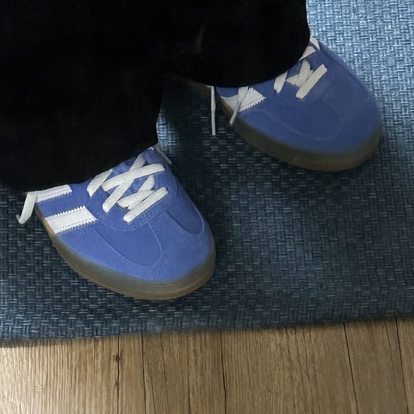(W) Adidas Gazelle Indoor Blue Fusion Cloud White 착용 스타일