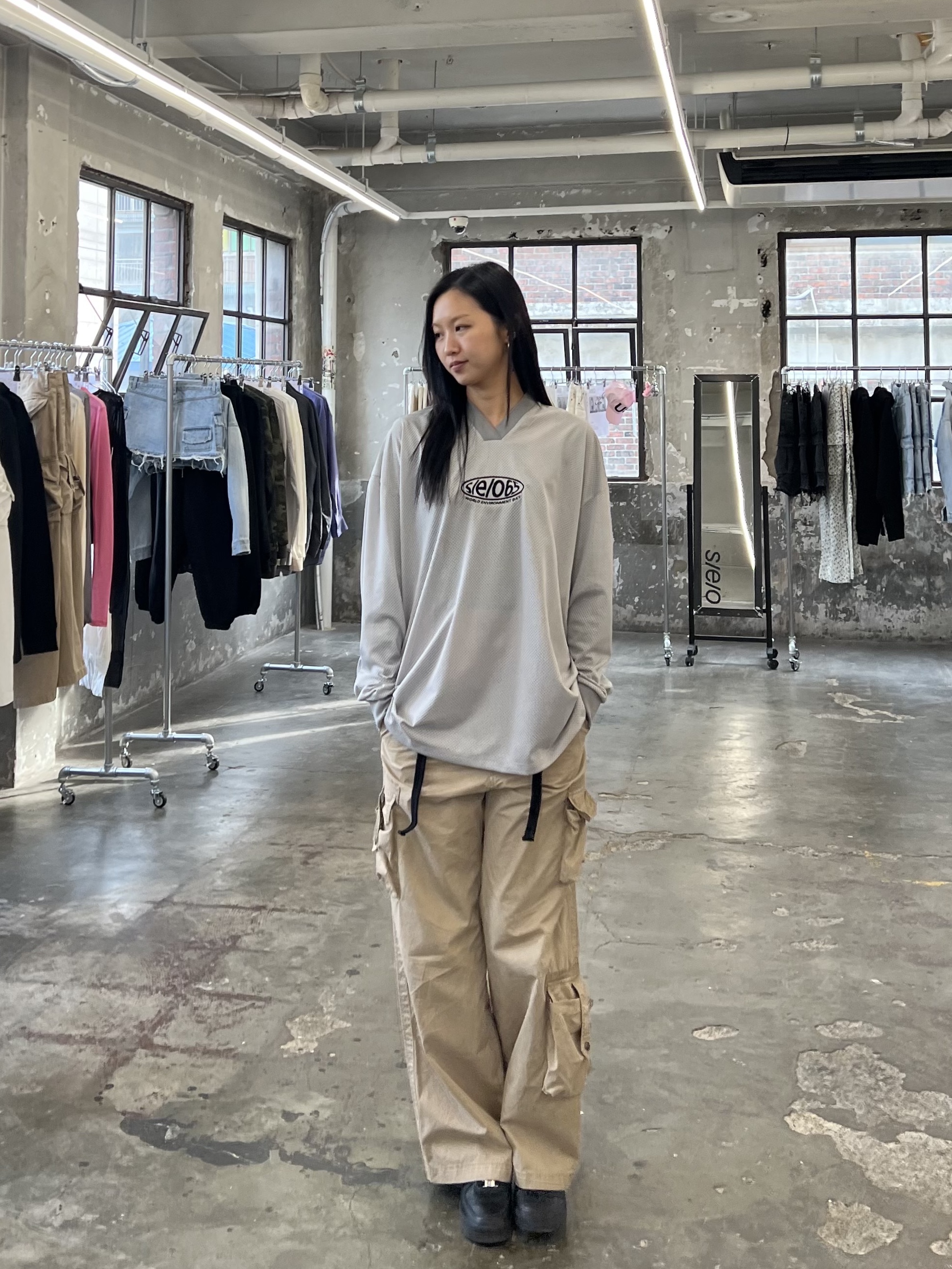 s/e/o Mesh Jersey Top Gray, Nike Air Force 1 '07 Low Triple Black 착용 스타일 - 1