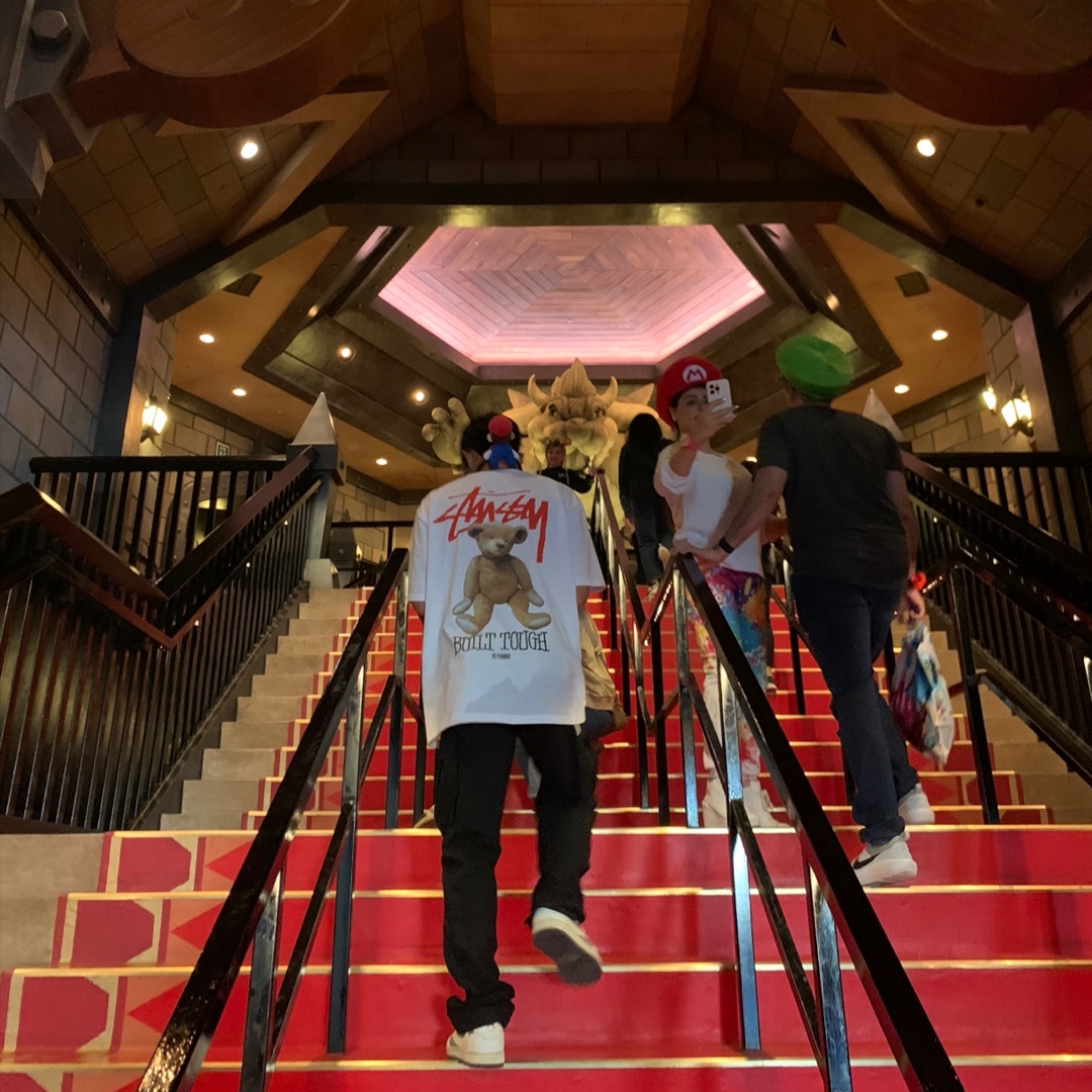 Stussy Built Tough T-Shirt White, Jordan 1 x Travis Scott Retro Low OG SP Sail and Ridgerock 착용 스타일 - 1