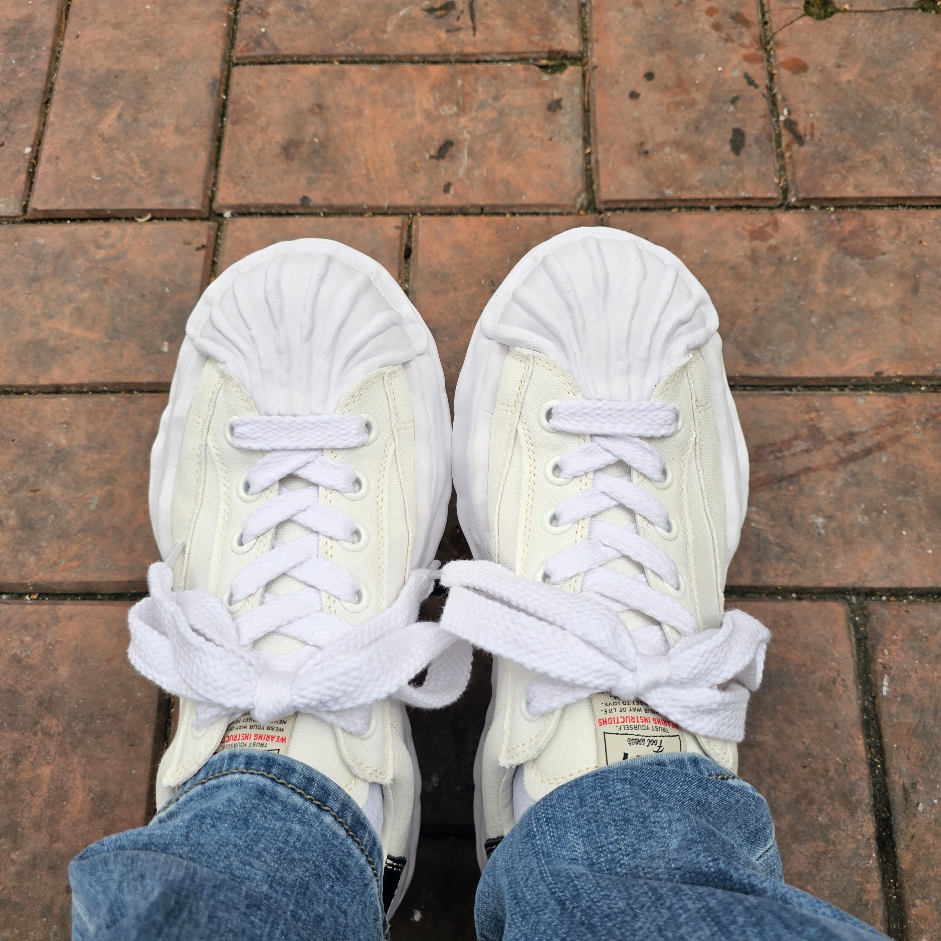 Maison Mihara Yasuhiro Blakey OG Sole Canvas Low-top Sneakers White 착용 스타일 - 1