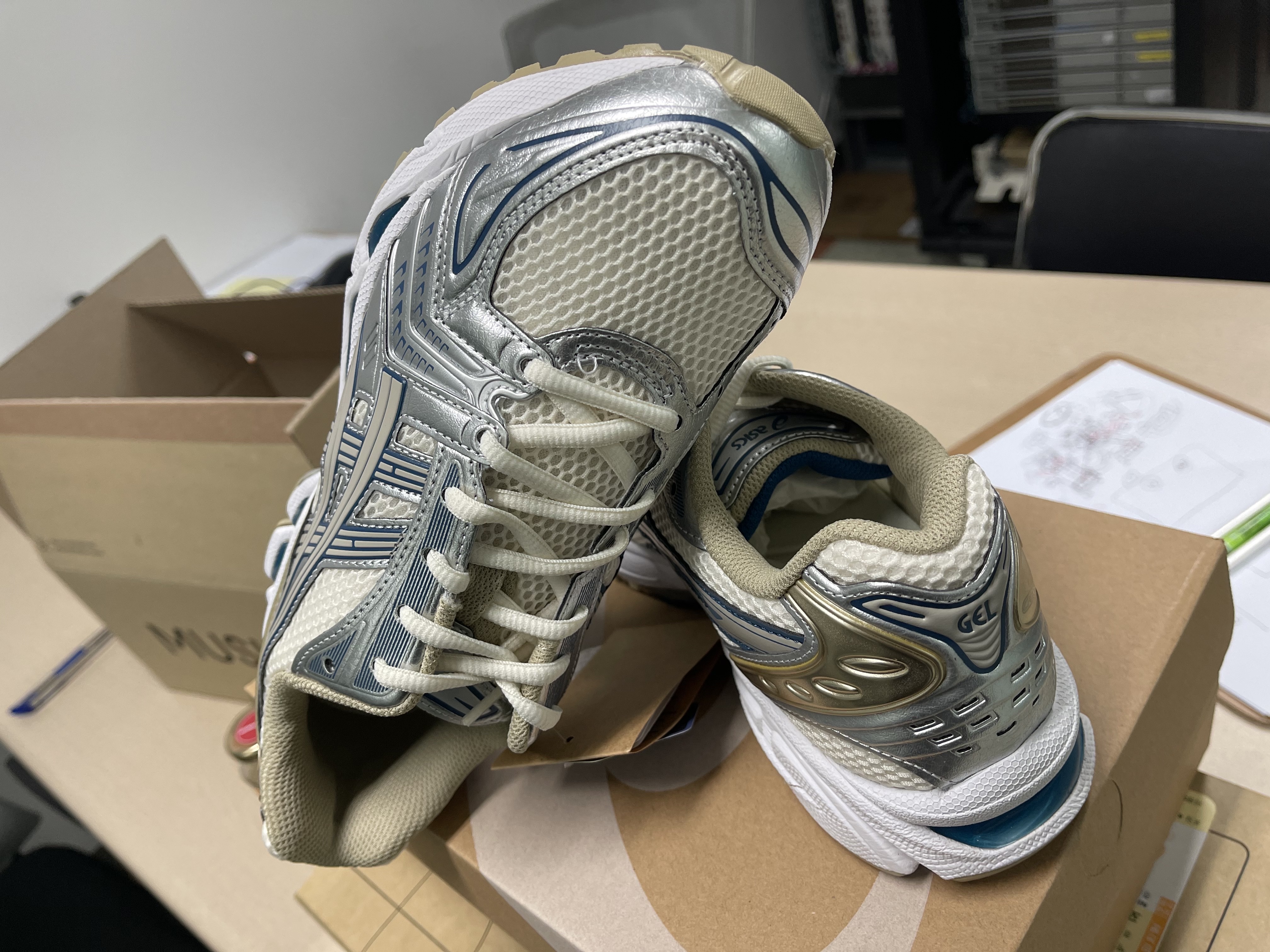Asics Gel-Kayano 14 Cream Pure Silver 착용 스타일 - 2