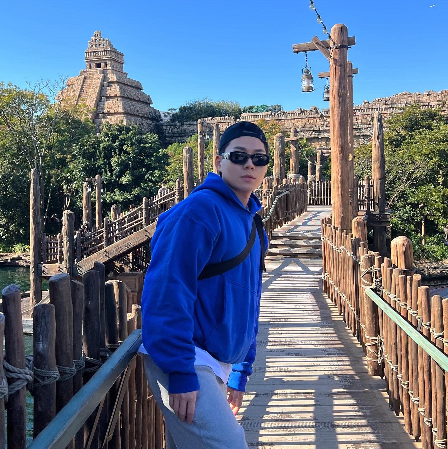 Yeezy Gap Hoodie Blue 착용 스타일