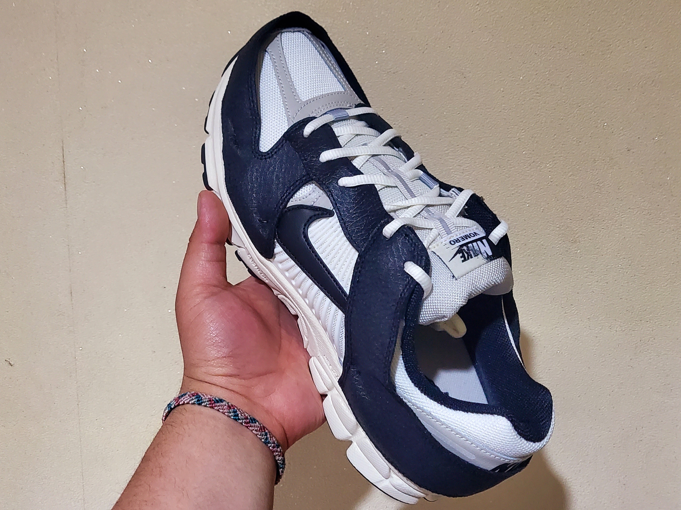 (W) Nike Zoom Vomero 5 Wolf Grey and Black 착용 스타일 - 3