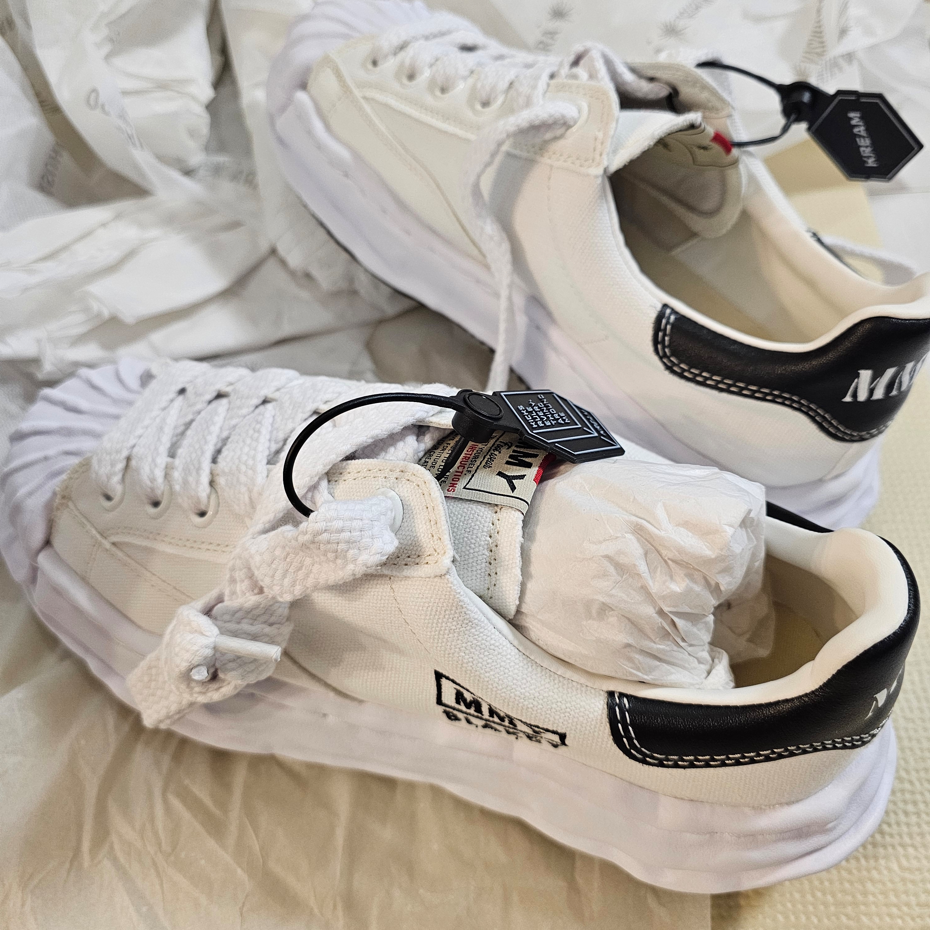 Maison Mihara Yasuhiro Blakey OG Sole Canvas Low-top Sneakers White 착용 스타일 - 1