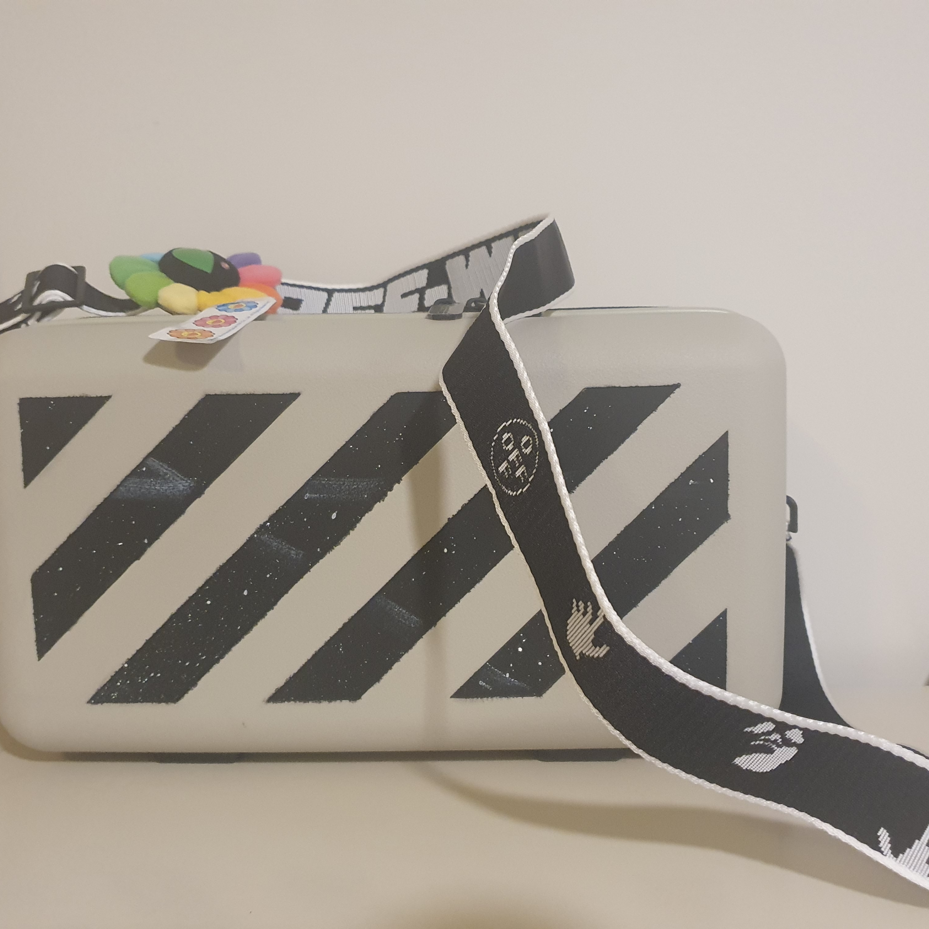 Off-White x Amore Pacific Protection Box (Without Cosmetics) 착용 스타일