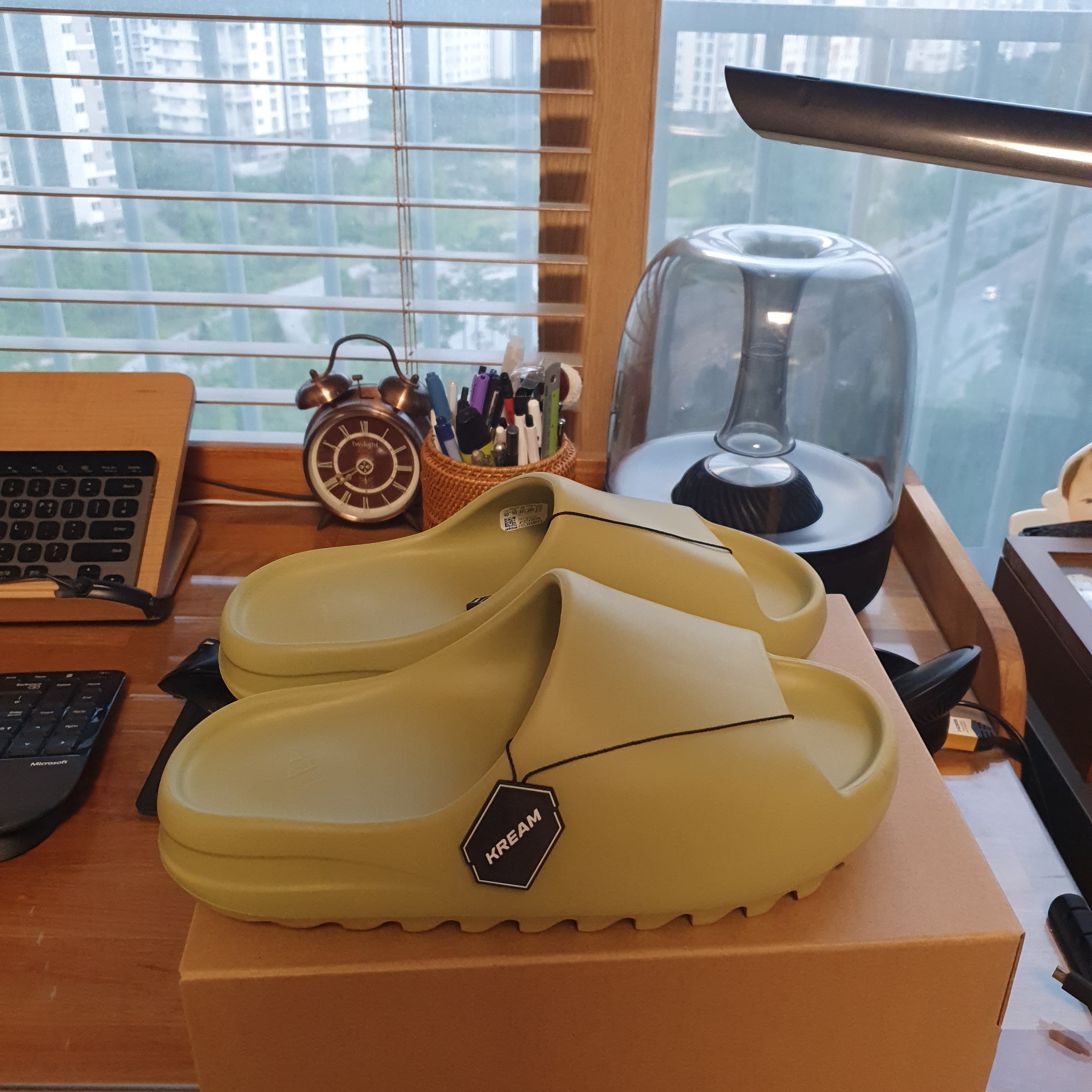 Adidas Yeezy Slide Pure - Re-Release Ver. 착용 스타일