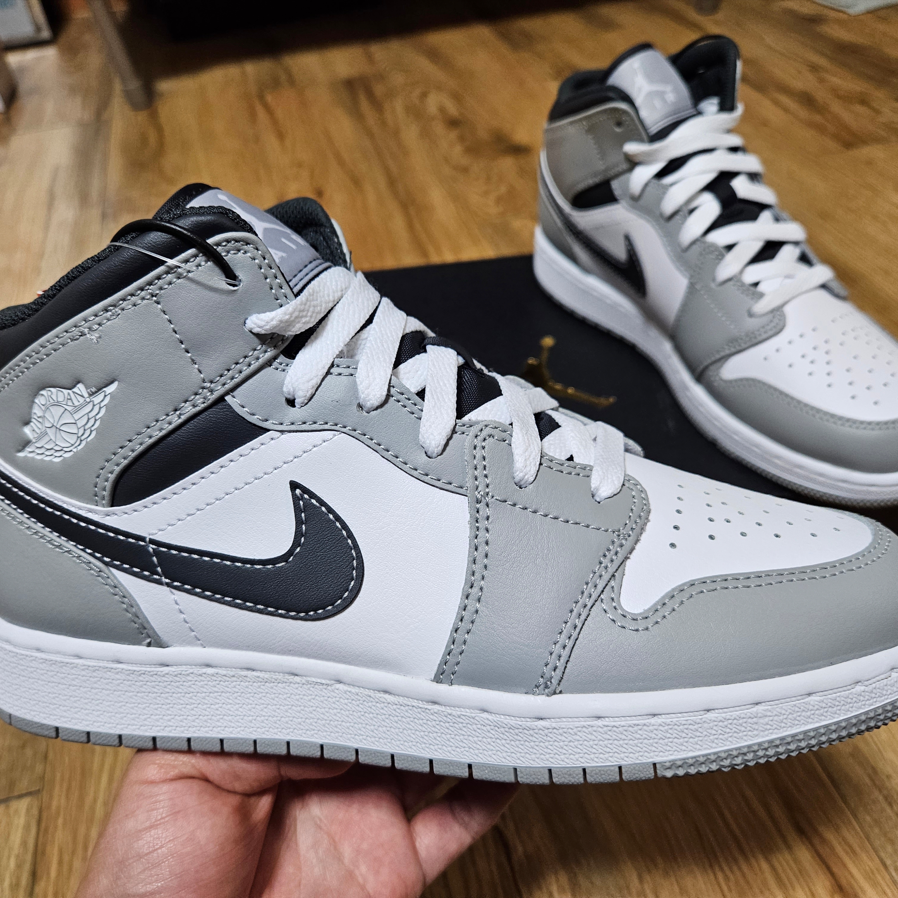 (GS) Jordan 1 Mid Light Smoke Grey Anthracite 착용 스타일 - 1