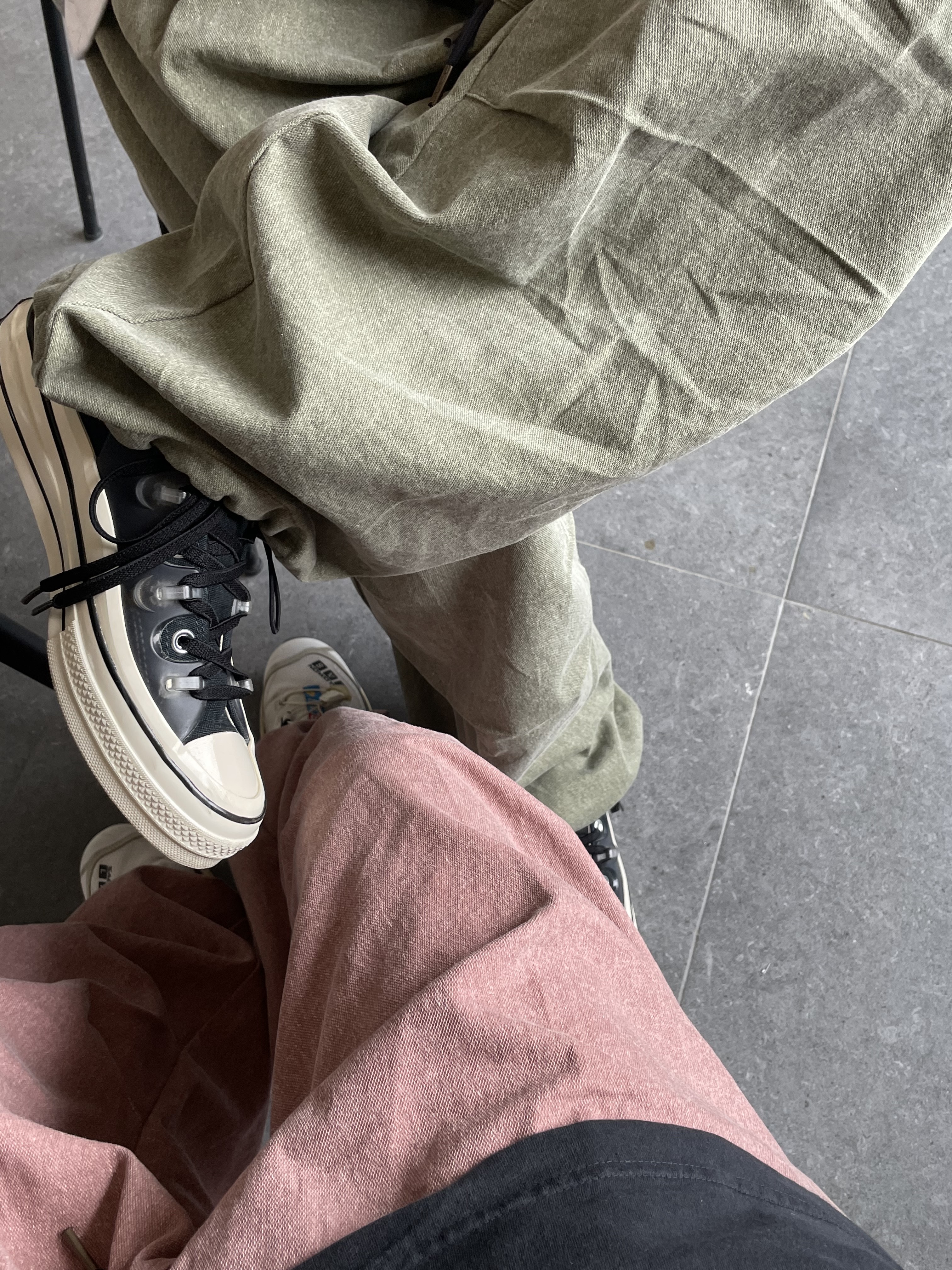 Salomon XT-4 White Lunar Rock, Converse x Kim Jones Chuck 70 Utility Wave High Black 착용 스타일 - 3
