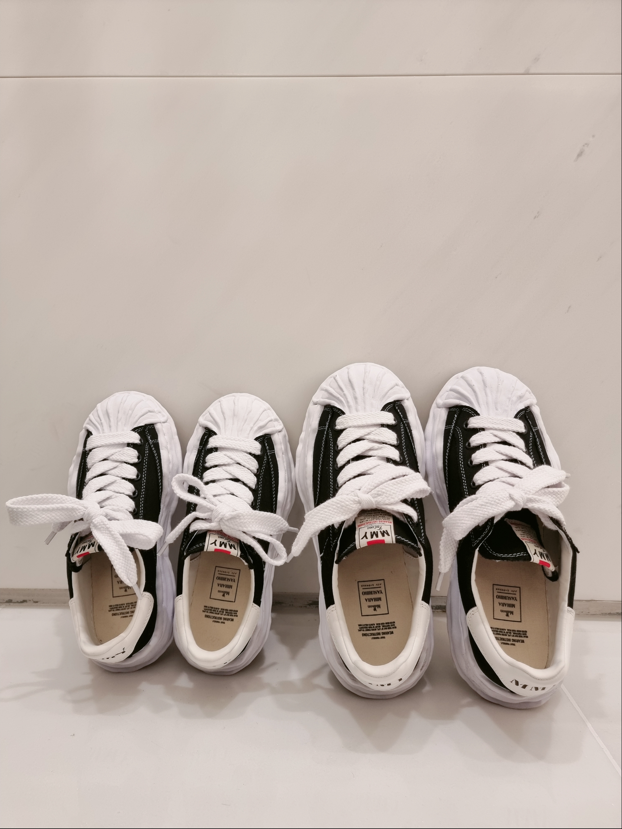 Maison Mihara Yasuhiro Blakey OG Sole Canvas Low-top Sneakers Black White 착용 스타일 - 2