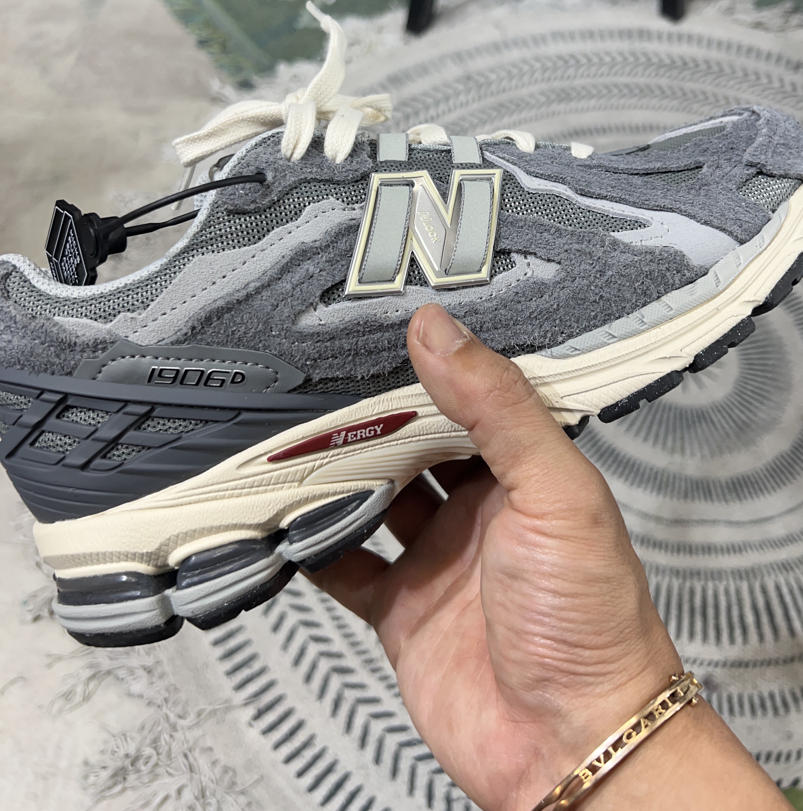 New Balance 1906D Protection Pack Castlerock 착용 스타일 - 3