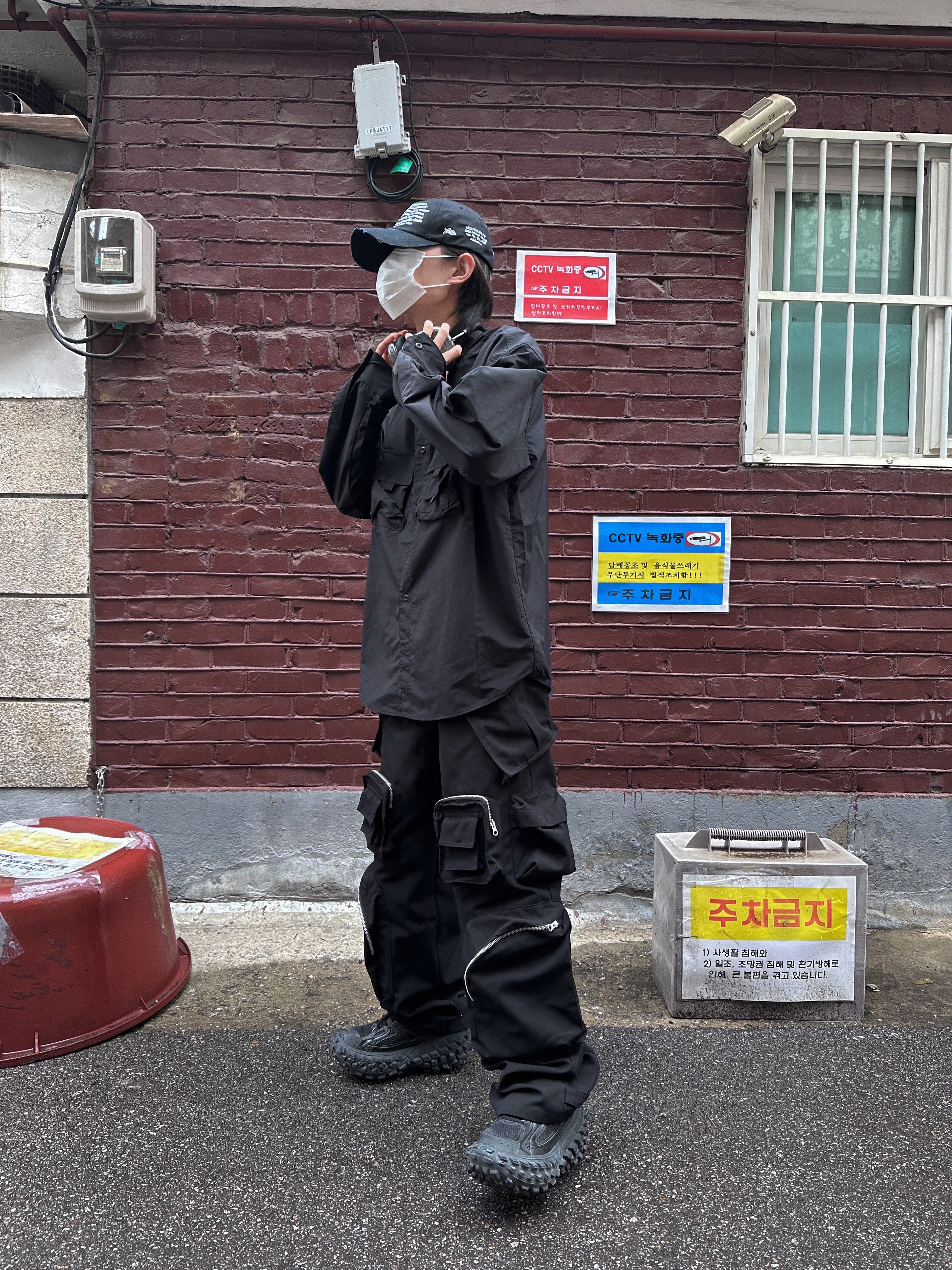 Nonnod Mechanic Cargo Pants Black, Balenciaga Defender Sneakers Black 착용 스타일 - 4