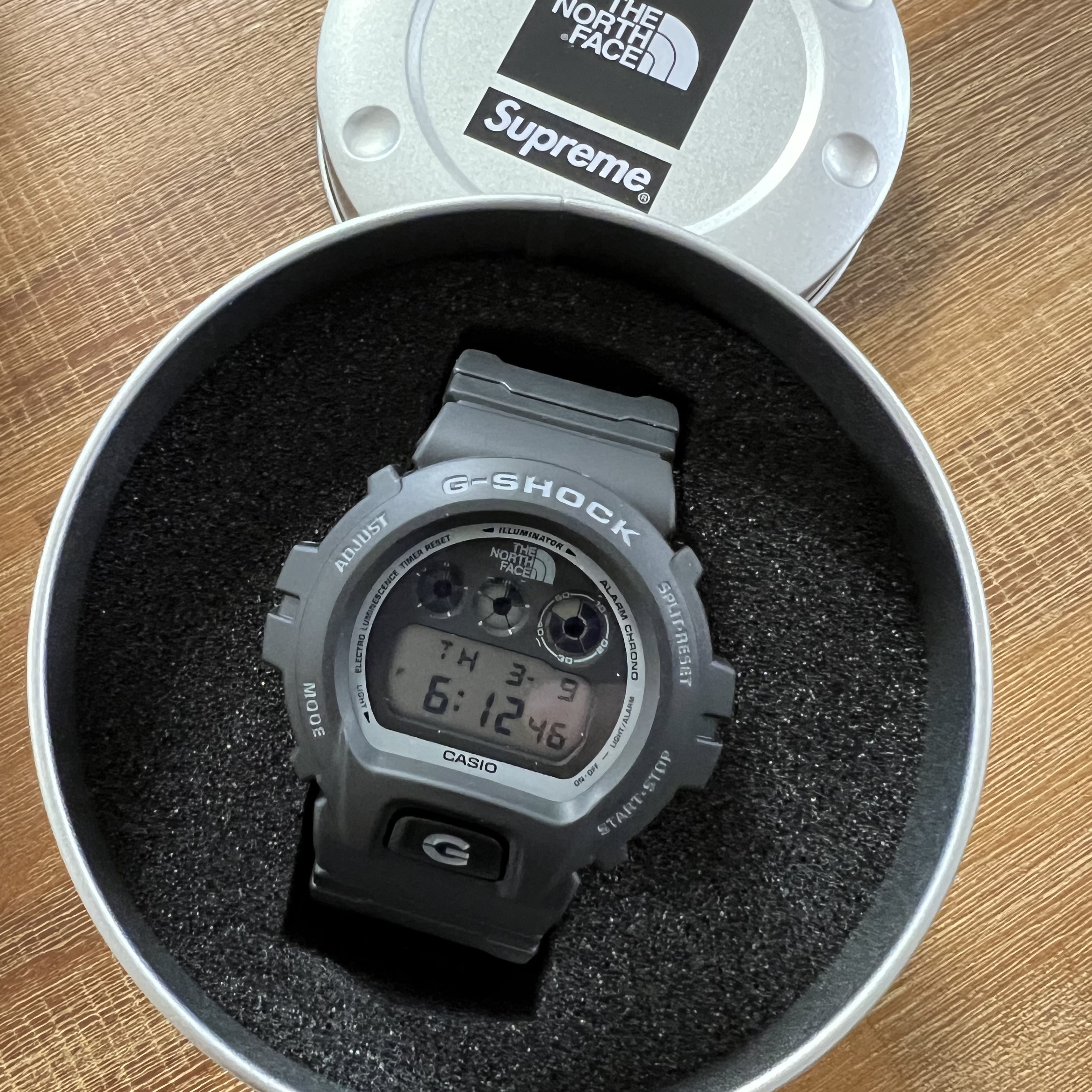 Casio G-Shock x Supreme x The North Face DW-6900 Black 착용 스타일