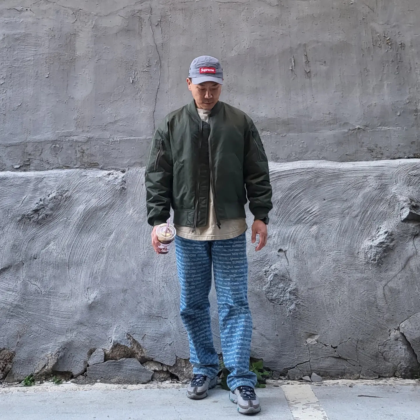 Supreme Military Camp Cap Grey - 21SS, Supreme Multi Type Jacquard Regular Jean Blue - 22FW 착용 스타일 - 2