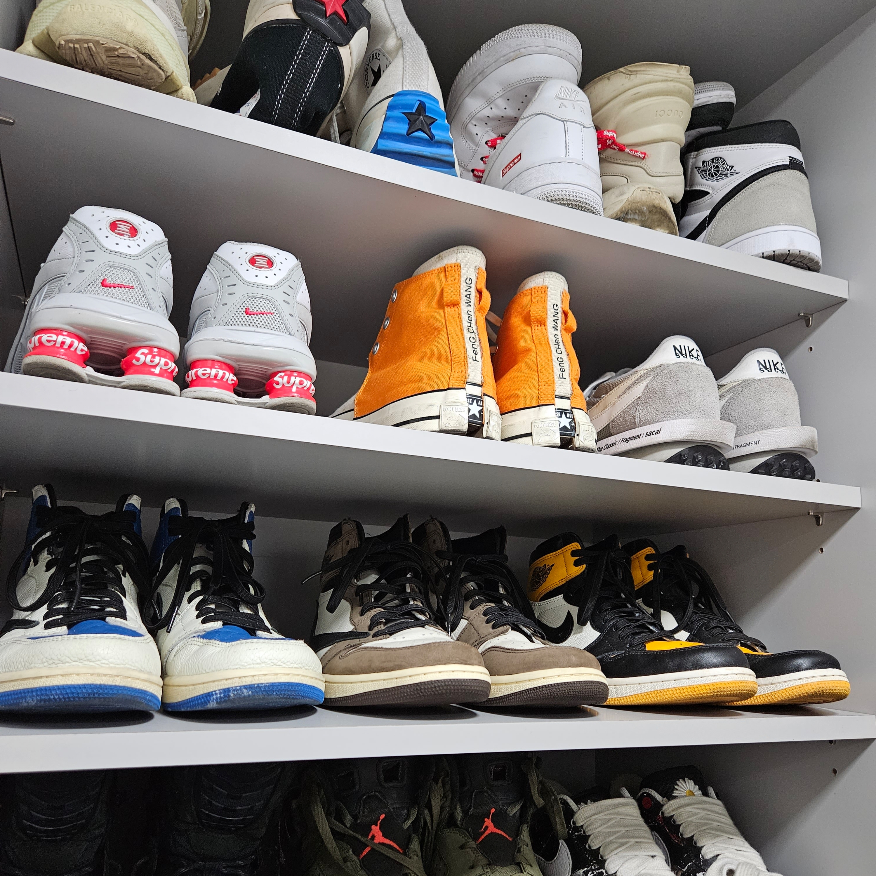 Jordan 1 x Travis Scott x Fragment Retro High OG SP Military Blue, Gucci Rhyton Leather Sneakers Logo 착용 스타일