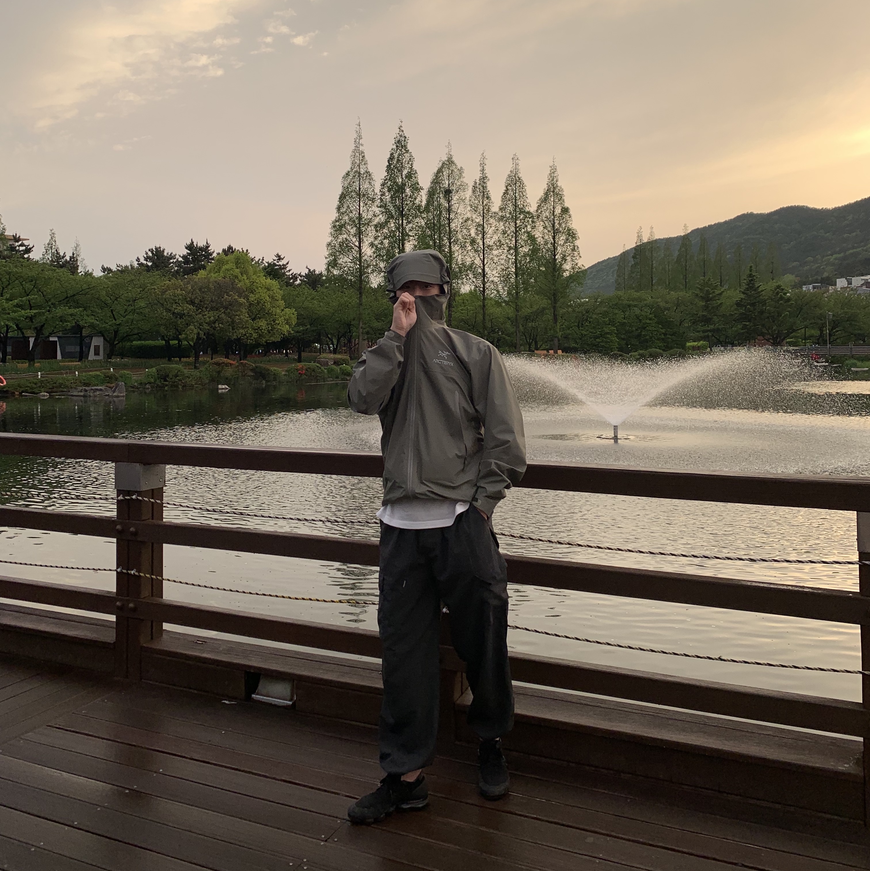 Arc'teryx Beta Jacket Forage 착용 스타일