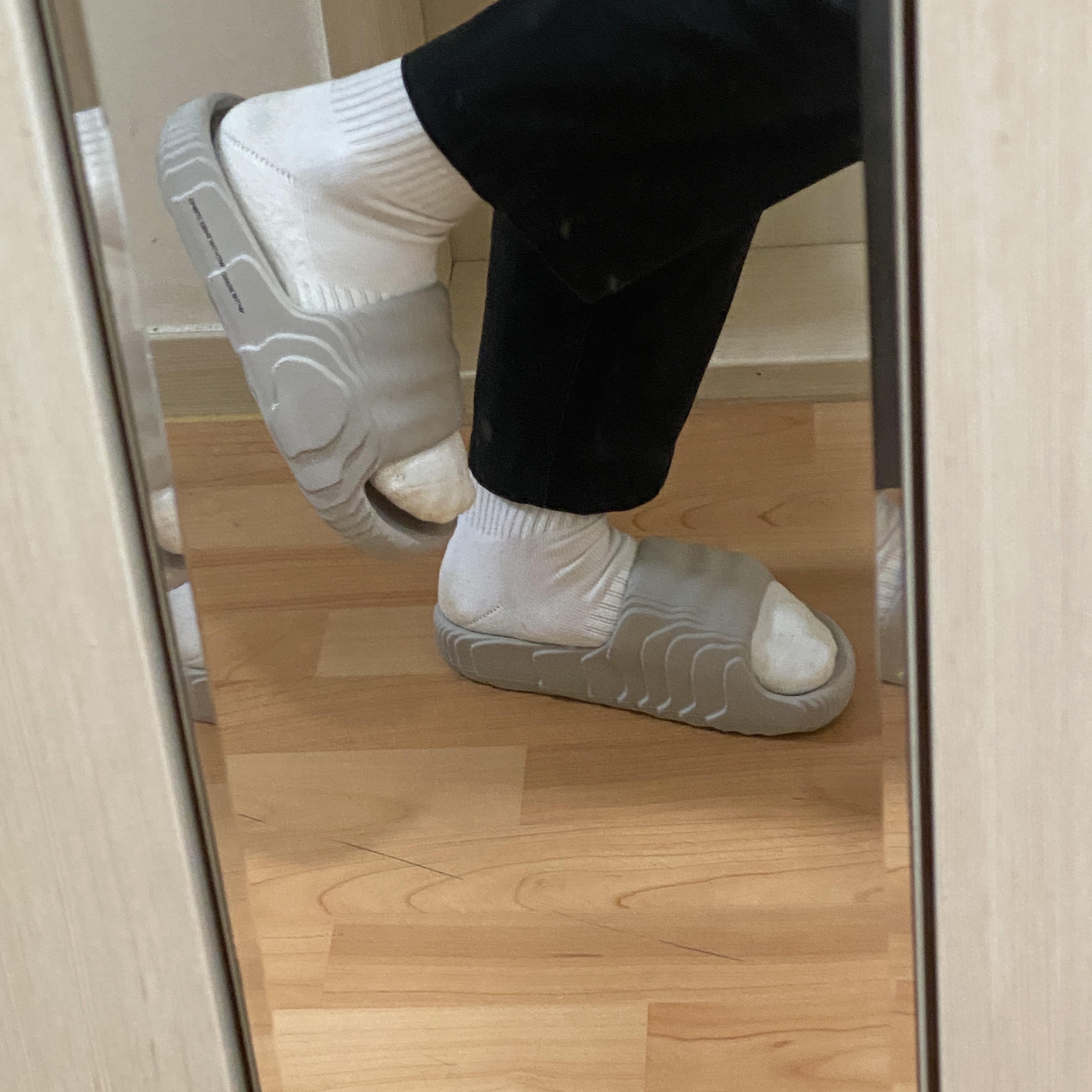 Adidas Adilette 22 Light Brown 착용 스타일