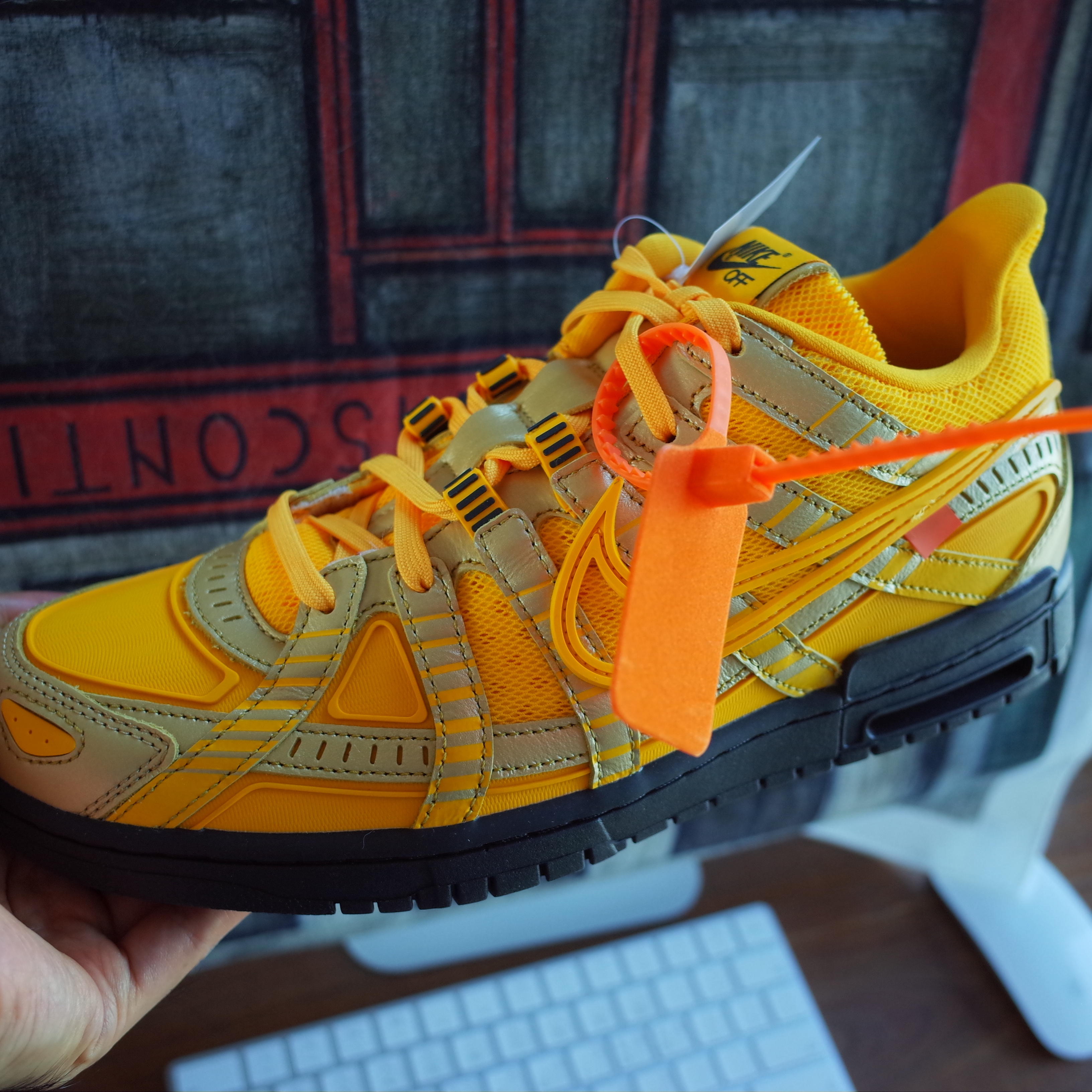 Nike x Off-White Air Rubber Dunk University Gold 착용 스타일
