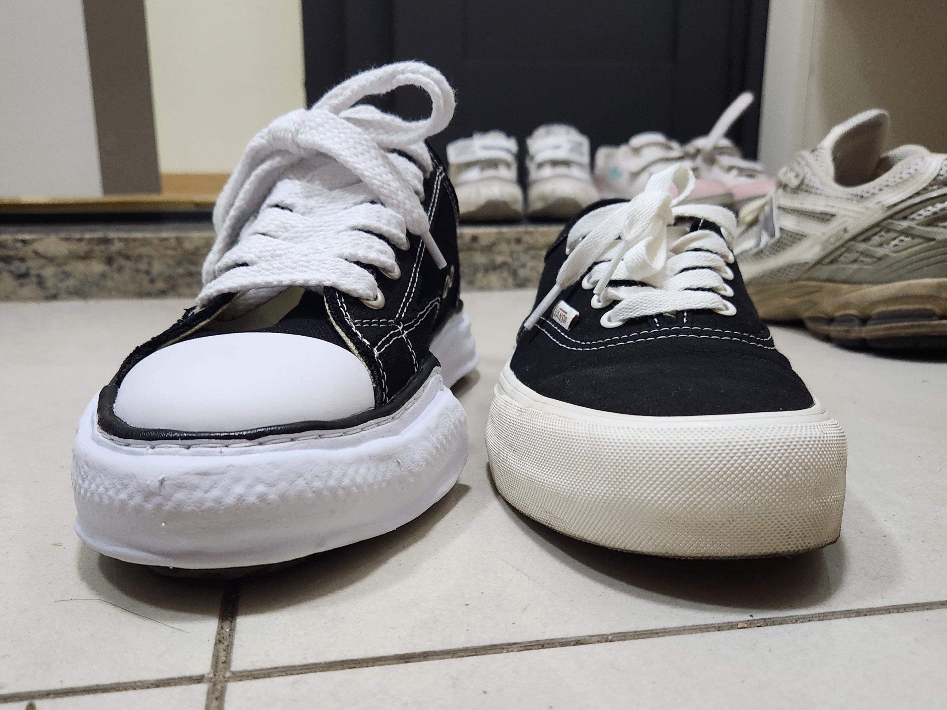 Maison Mihara Yasuhiro Peterson OG Sole Canvas Low Sneakers Black 착용 스타일 - 2