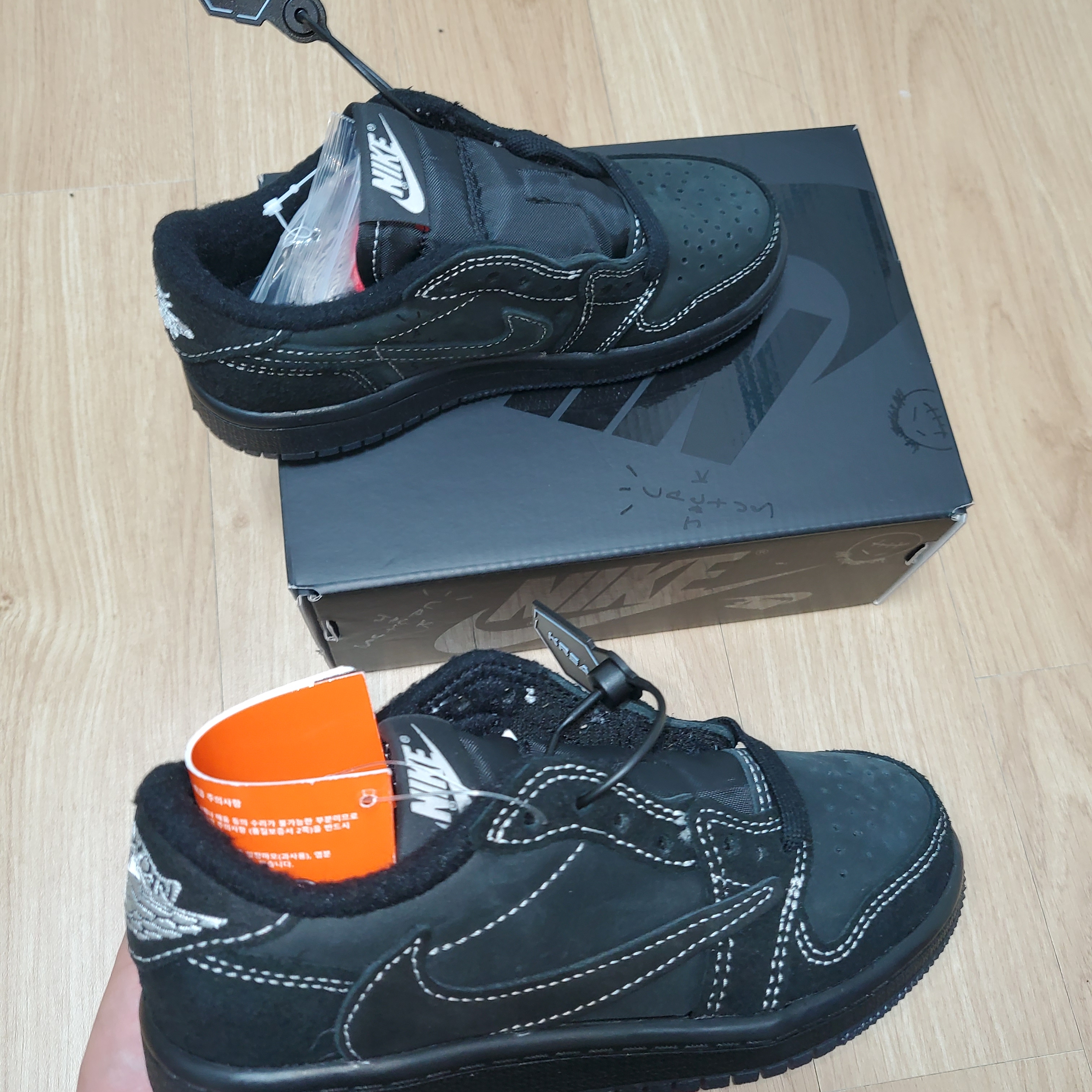 (PS) Jordan 1 x Travis Scott Retro Low OG SP Black Phantom 착용 스타일 - 3