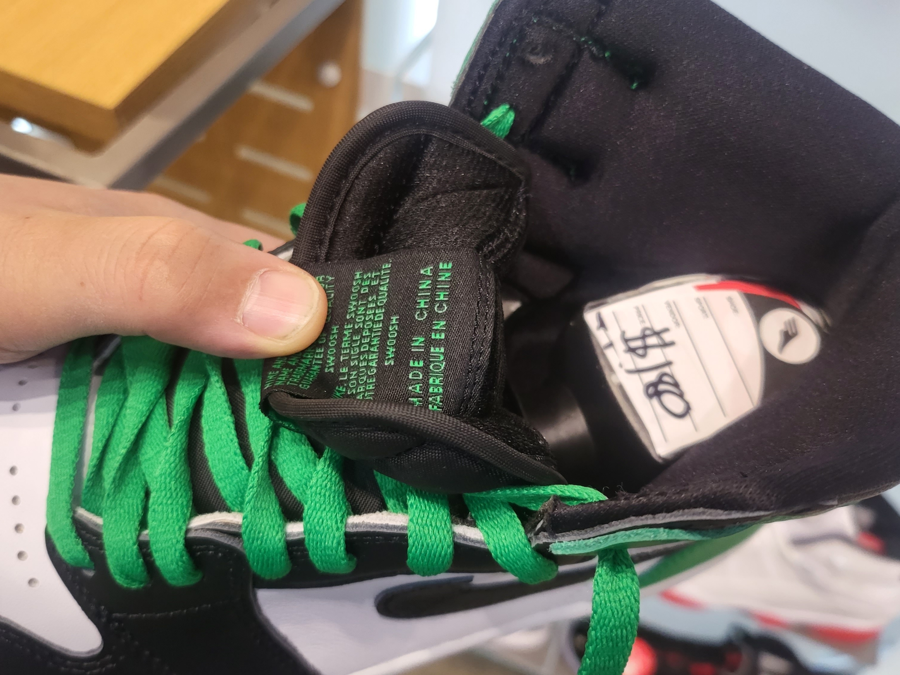 Jordan 1 Retro High OG Black and Lucky Green 착용 스타일 - 1