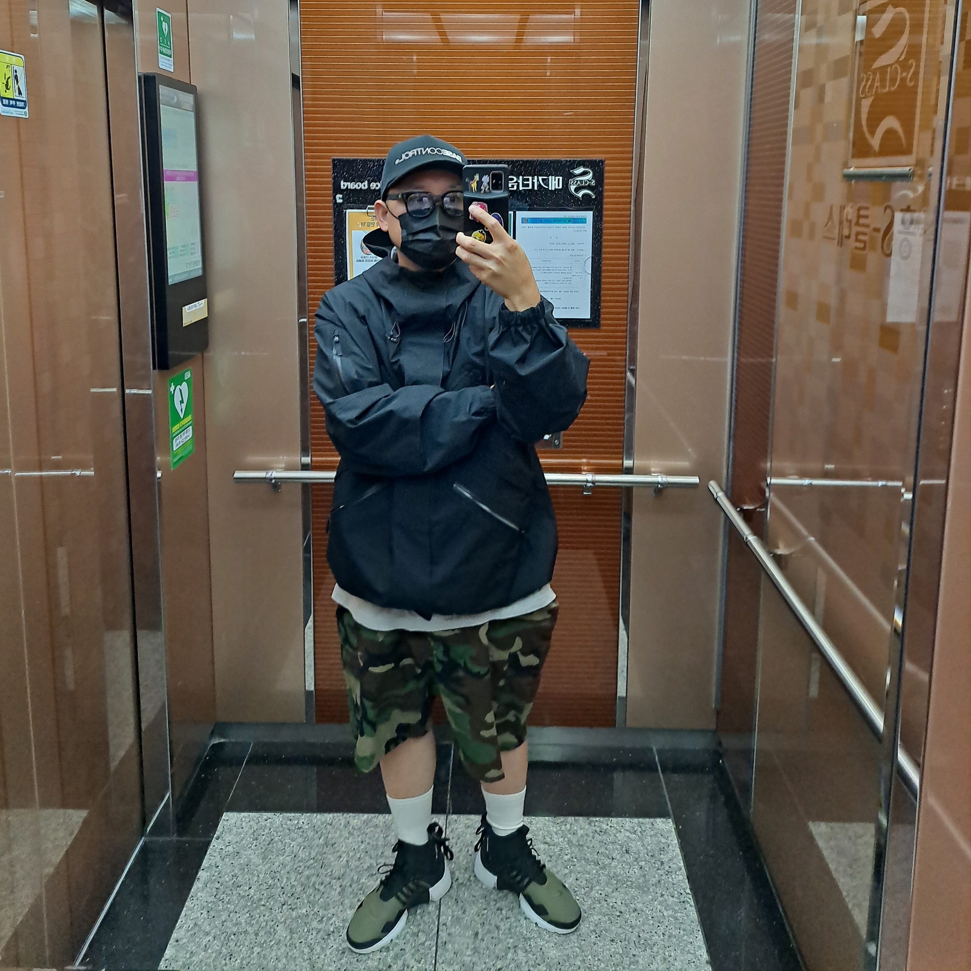 Nike x Acronym Air Presto Mid Olive 착용 스타일 - 1