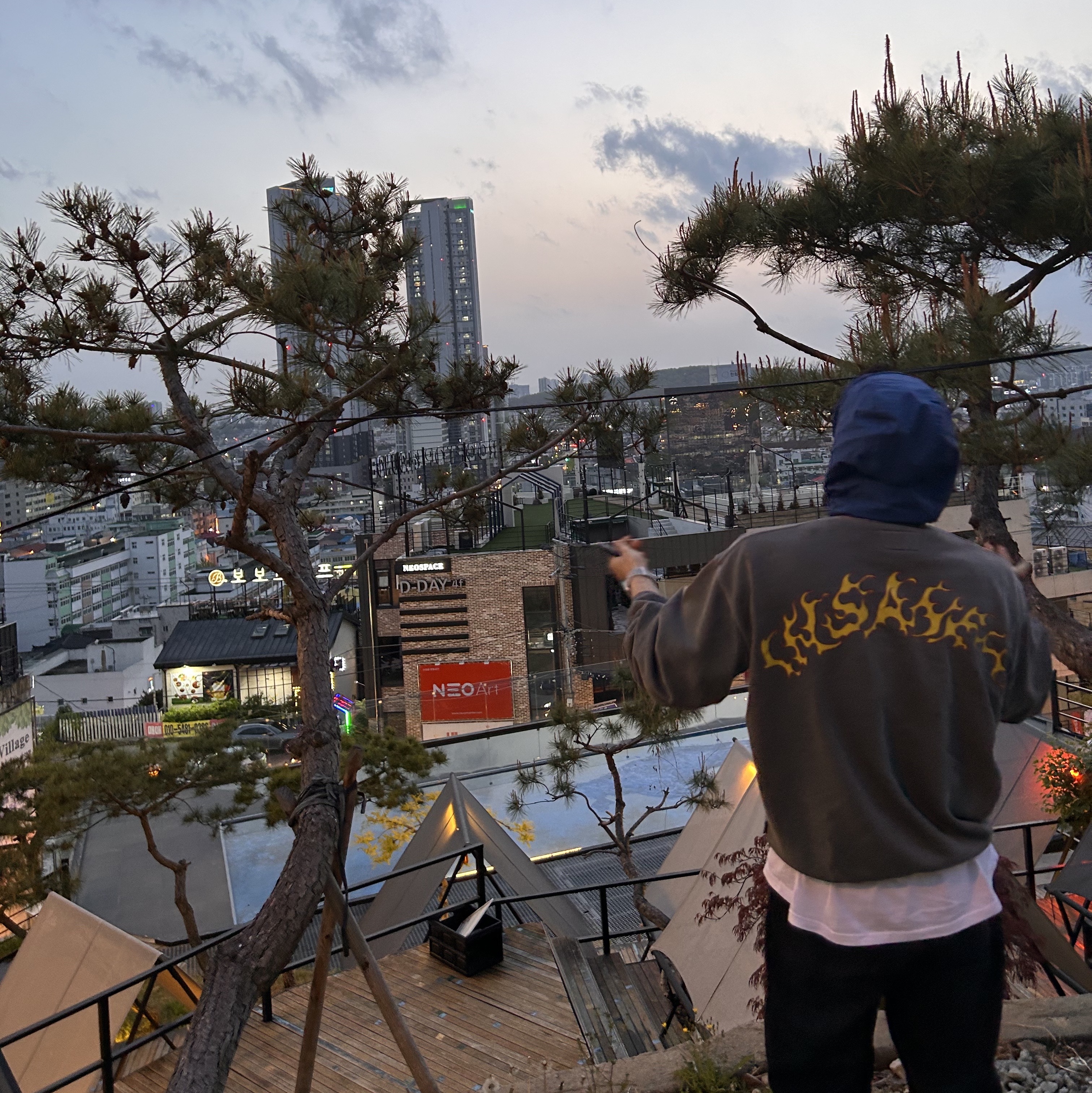 Insane Garage Garment Dye Graphic Sweatshirt Charcoal, Stussy Basic Stussy T-Shirt White 2023 착용 스타일 - 3