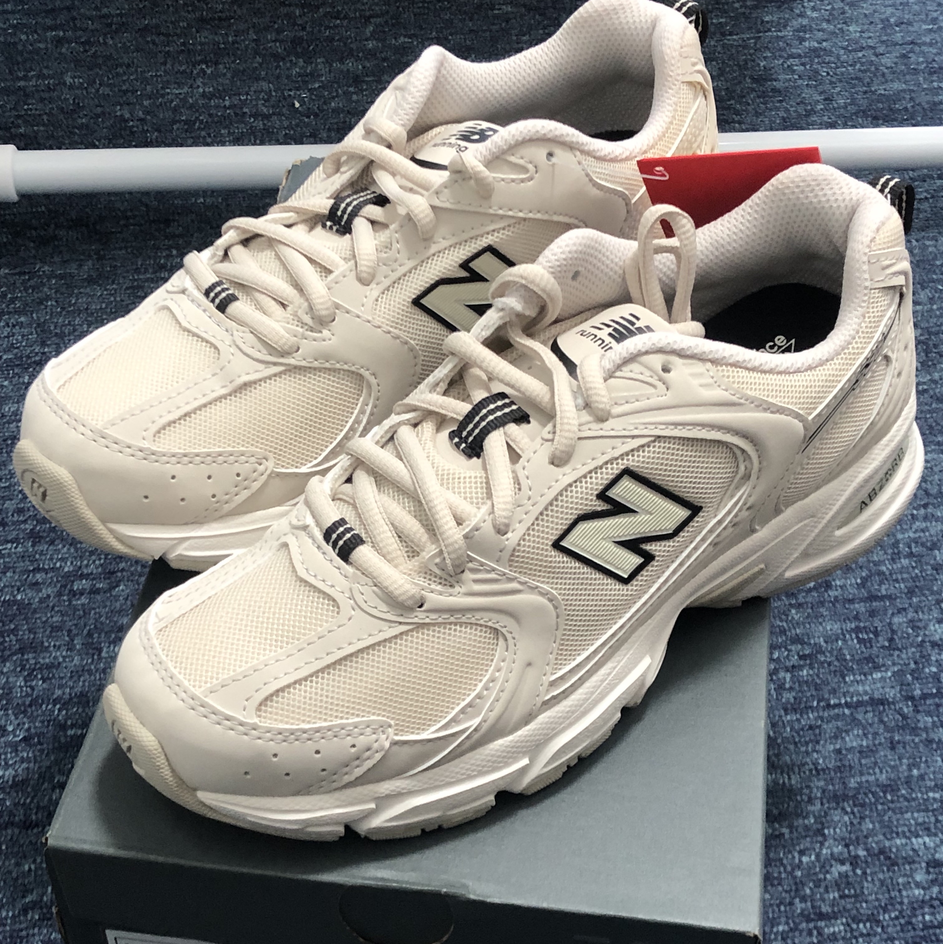 New Balance 530 Ivory 착용 스타일