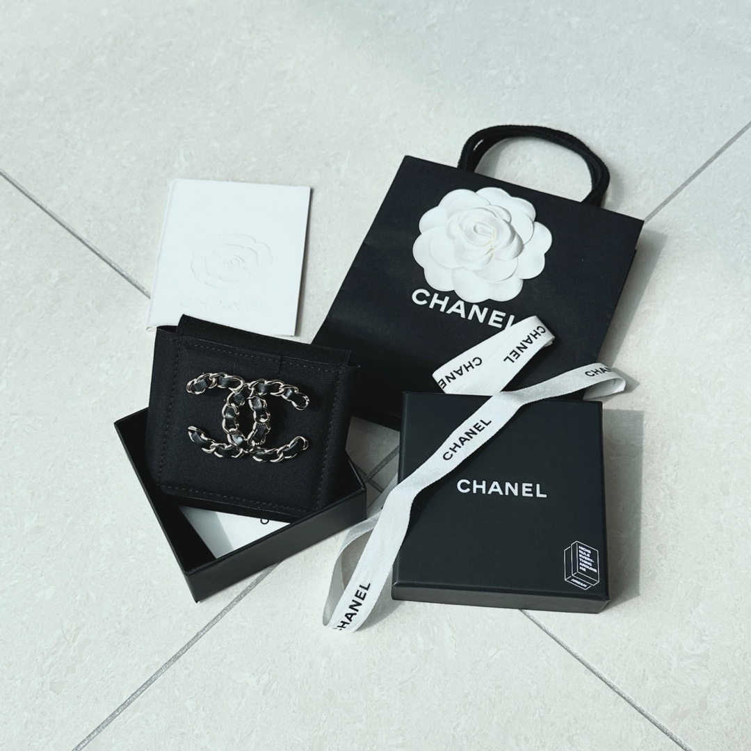Chanel Brooch Lambskin & Gold Black 착용 스타일