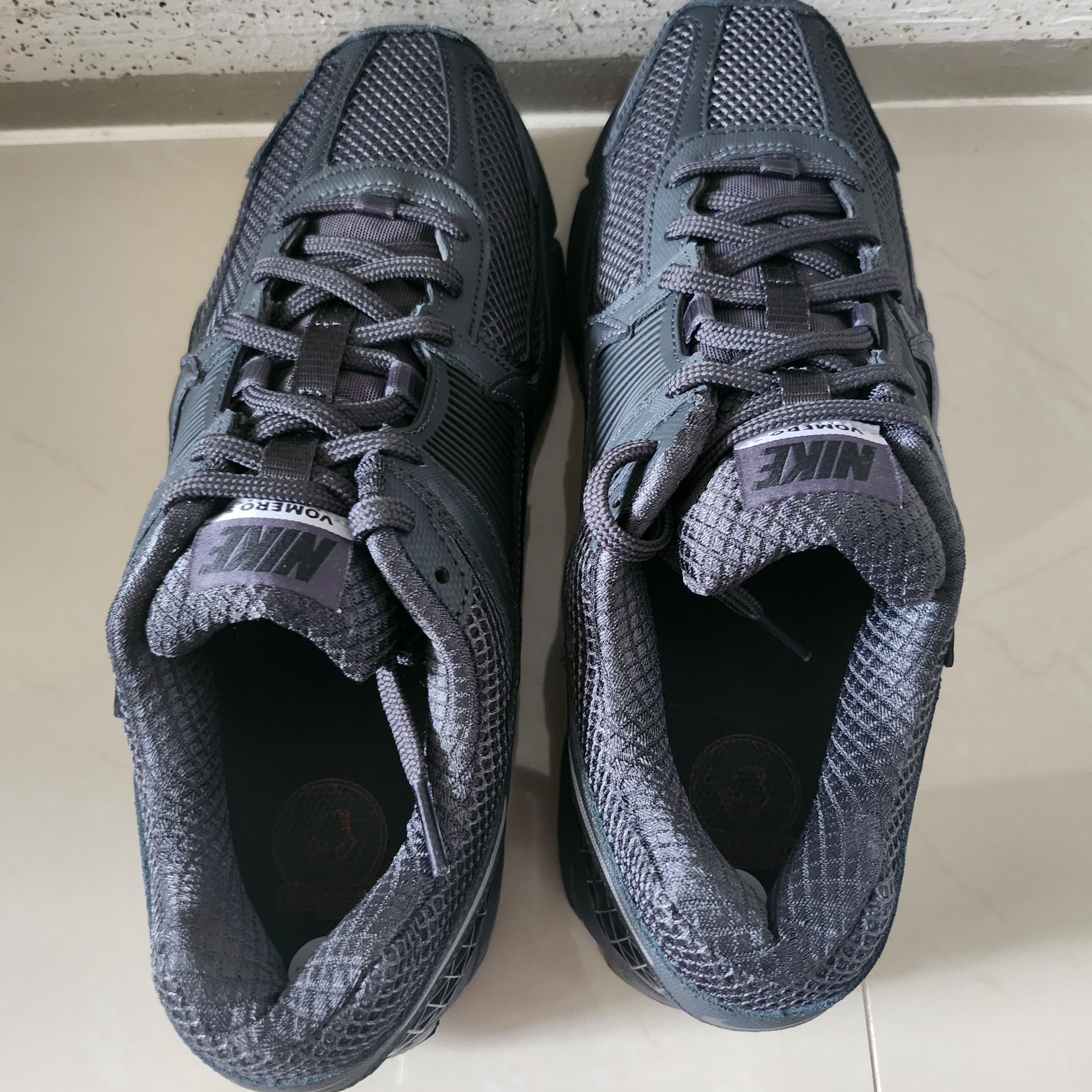 Nike Zoom Vomero 5 SP Anthracite 2023 착용 스타일 - 4