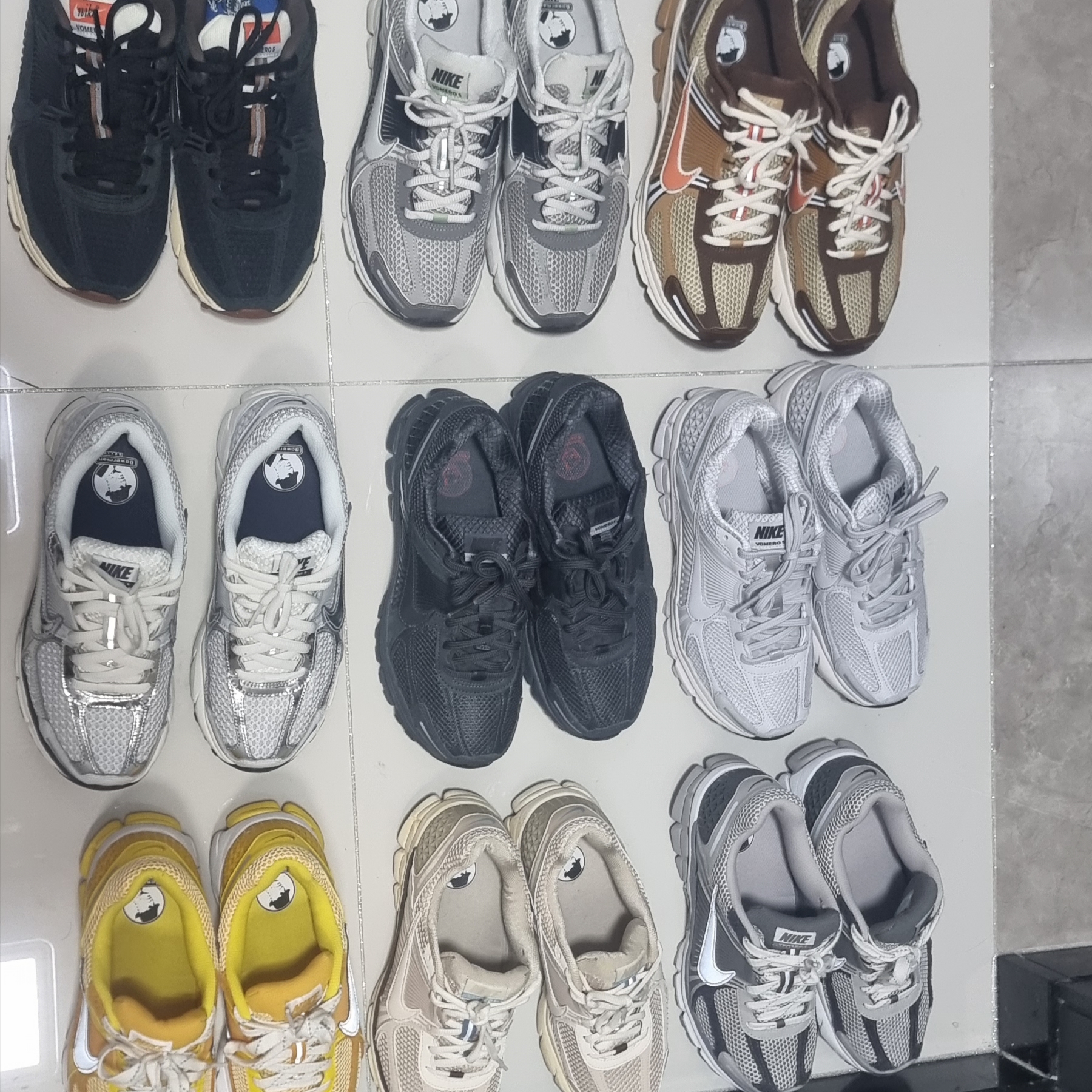 Nike Zoom Vomero 5 Yellow Ochre, (W) Nike Zoom Vomero 5 Photon Dust and Metallic Silver 착용 스타일