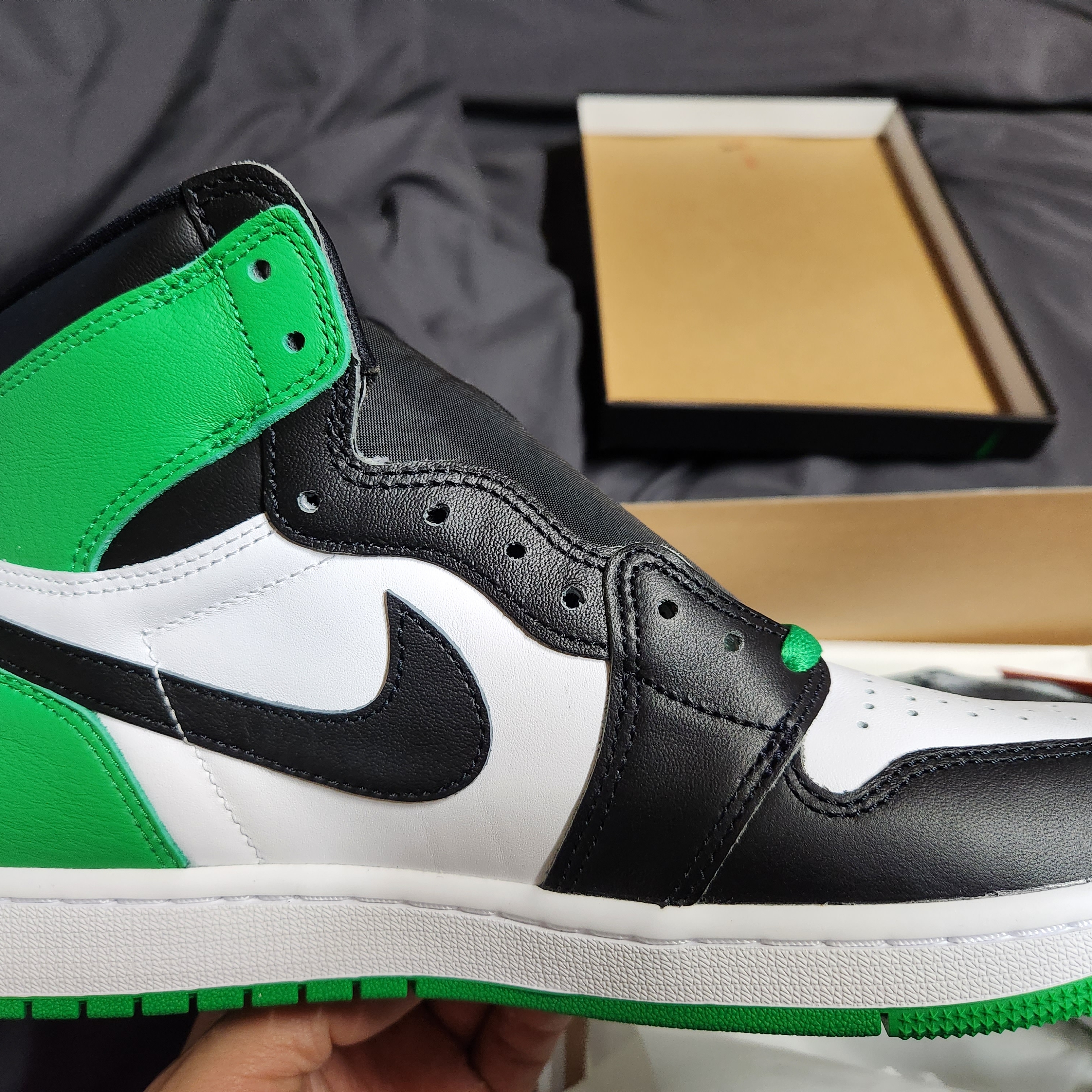 Jordan 1 Retro High OG Black and Lucky Green 착용 스타일 - 4