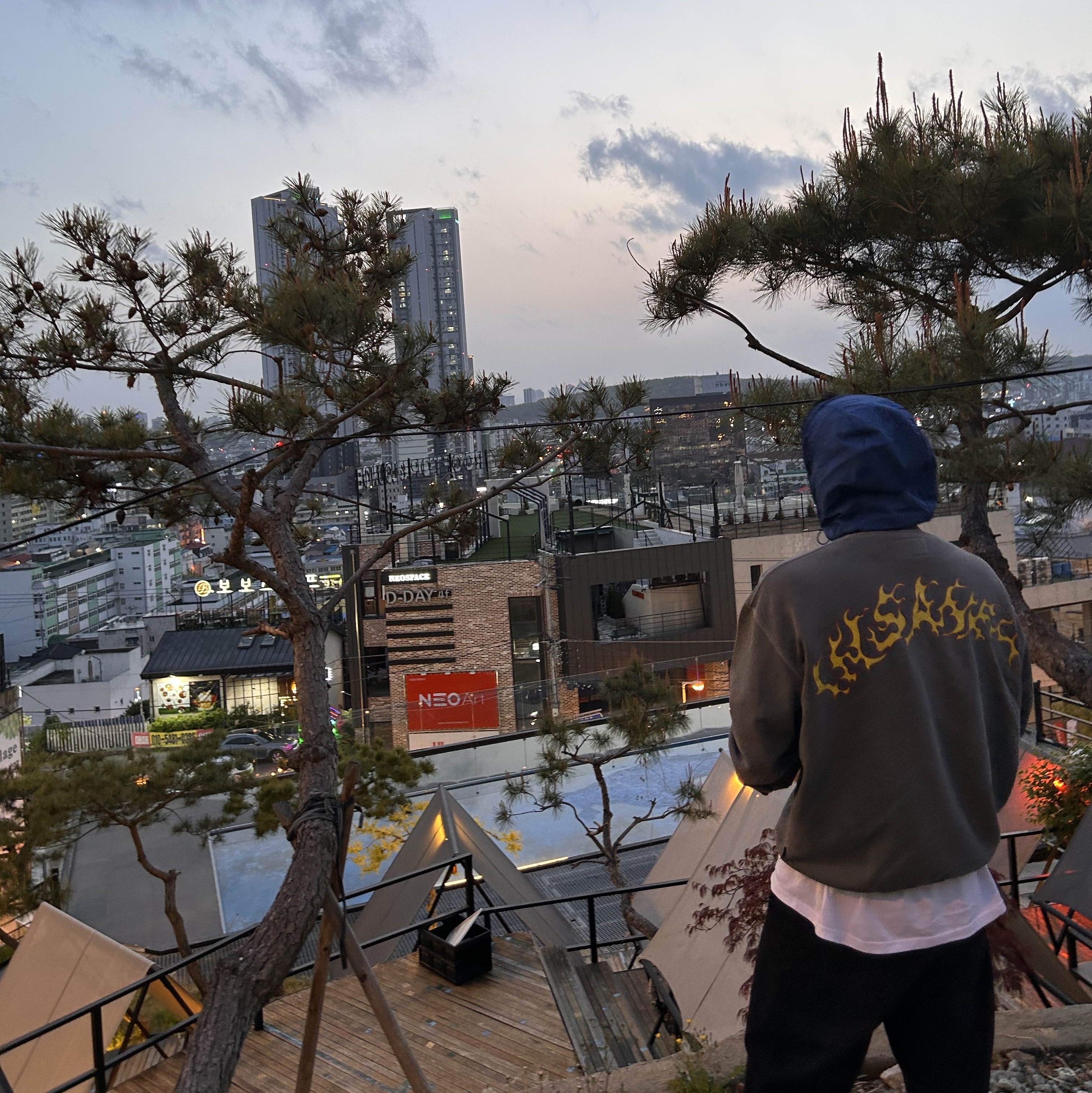 Insane Garage Garment Dye Graphic Sweatshirt Charcoal, Stussy Basic Stussy T-Shirt White 2023 착용 스타일 - 4