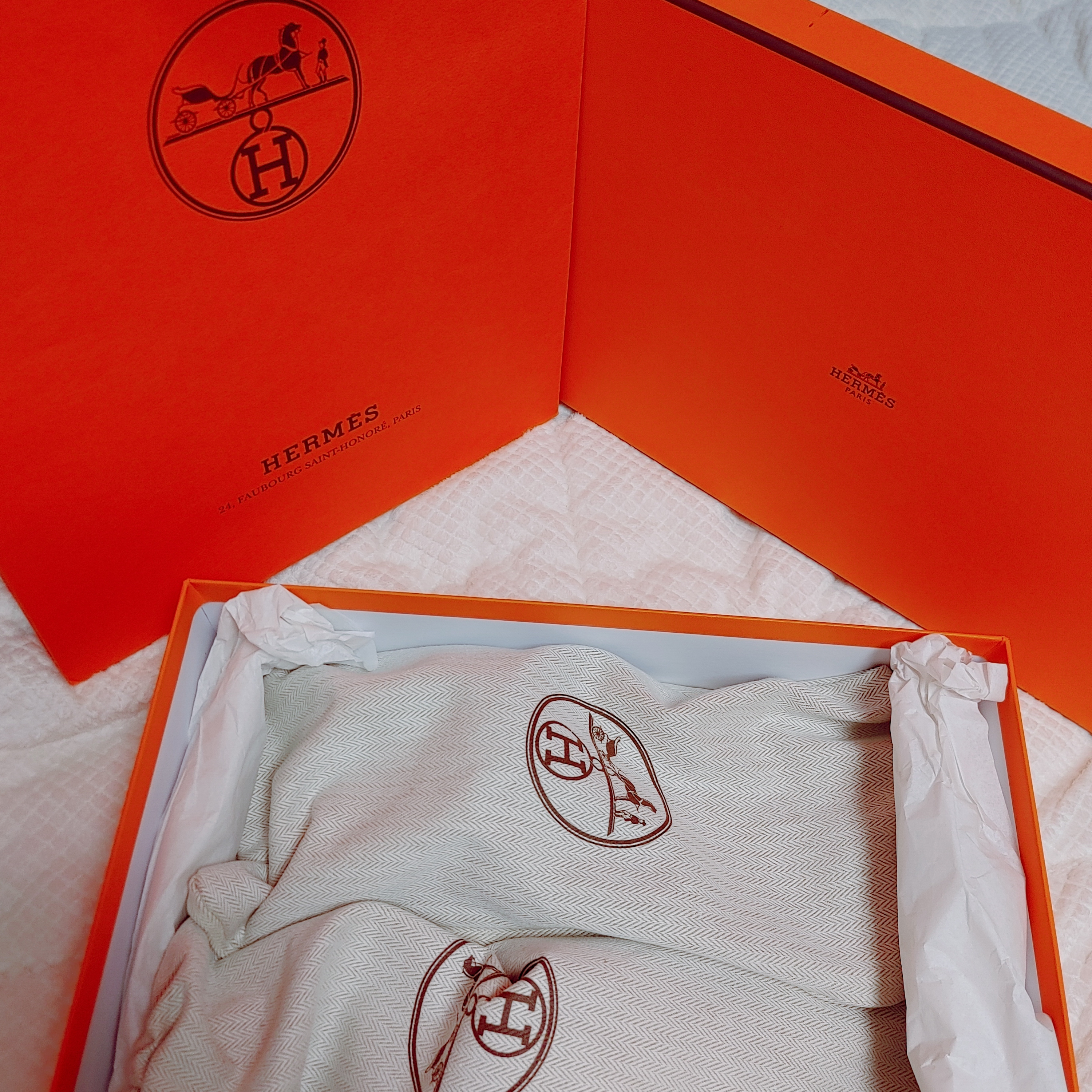 Hermes Izmir Sandal Calfskin & Gold 착용 스타일 - 1