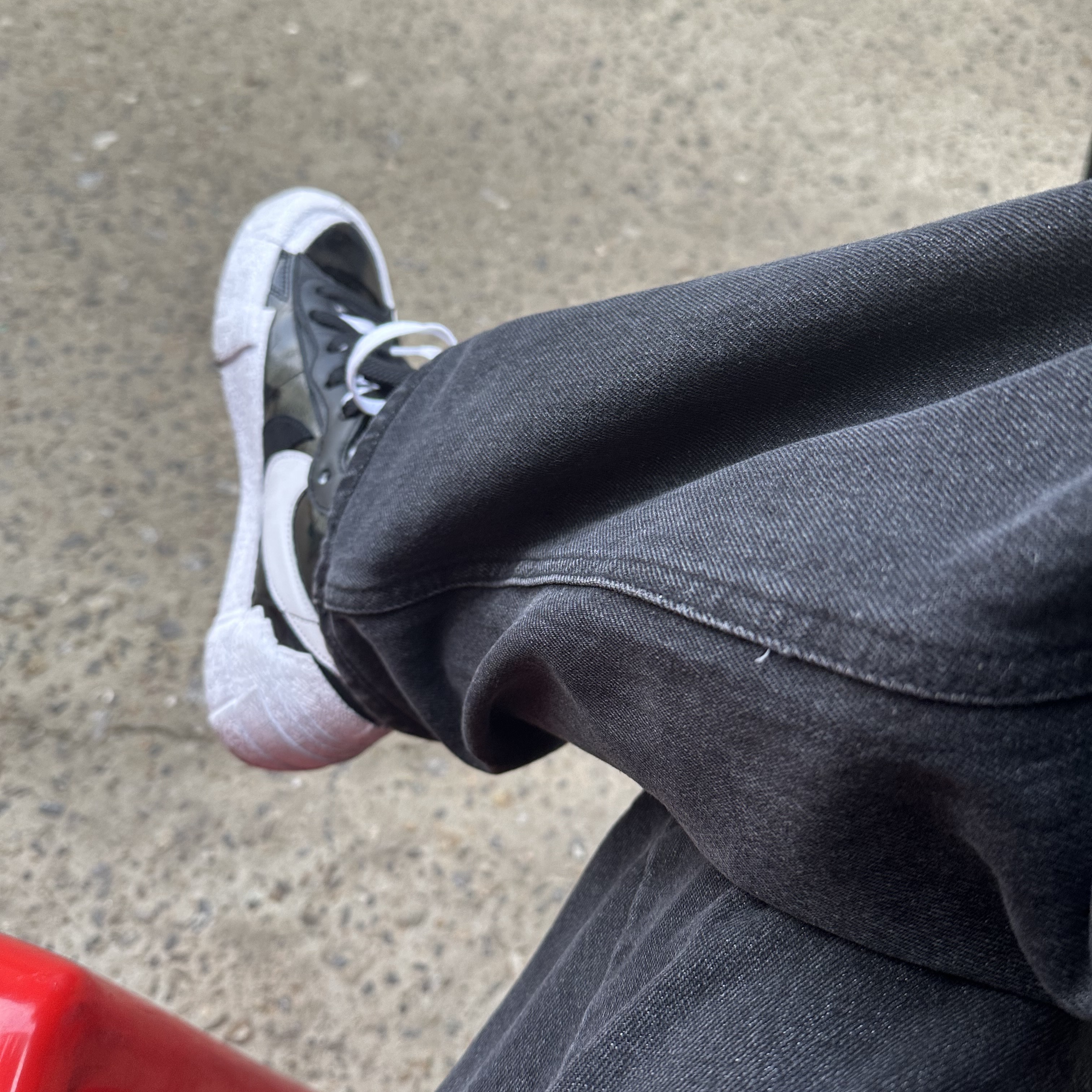 Nike x Sacai Blazer Low Black Patent Leather 착용 스타일 - 2