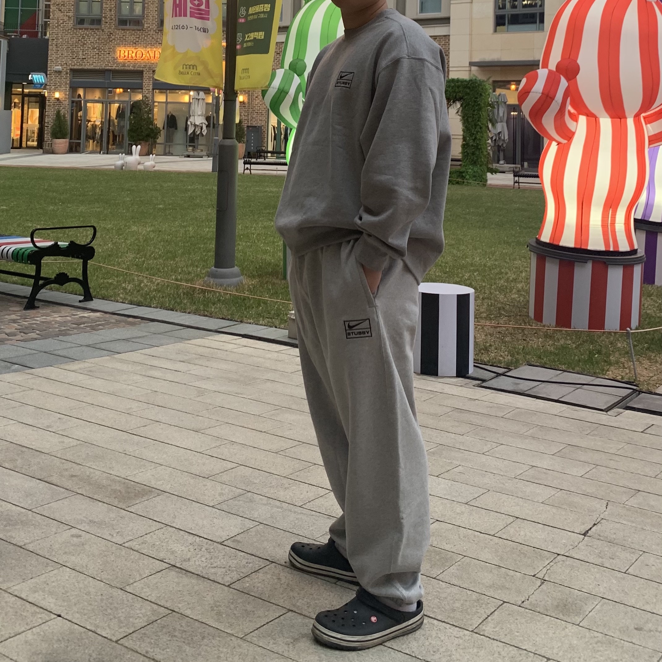 Nike x Stussy NRG Fleece Pants Dark Grey Heather (DO9340-063), Nike x Stussy NRG Fleece Crewneck Dark Grey Heather (DO9337-063) 착용 스타일 - 1
