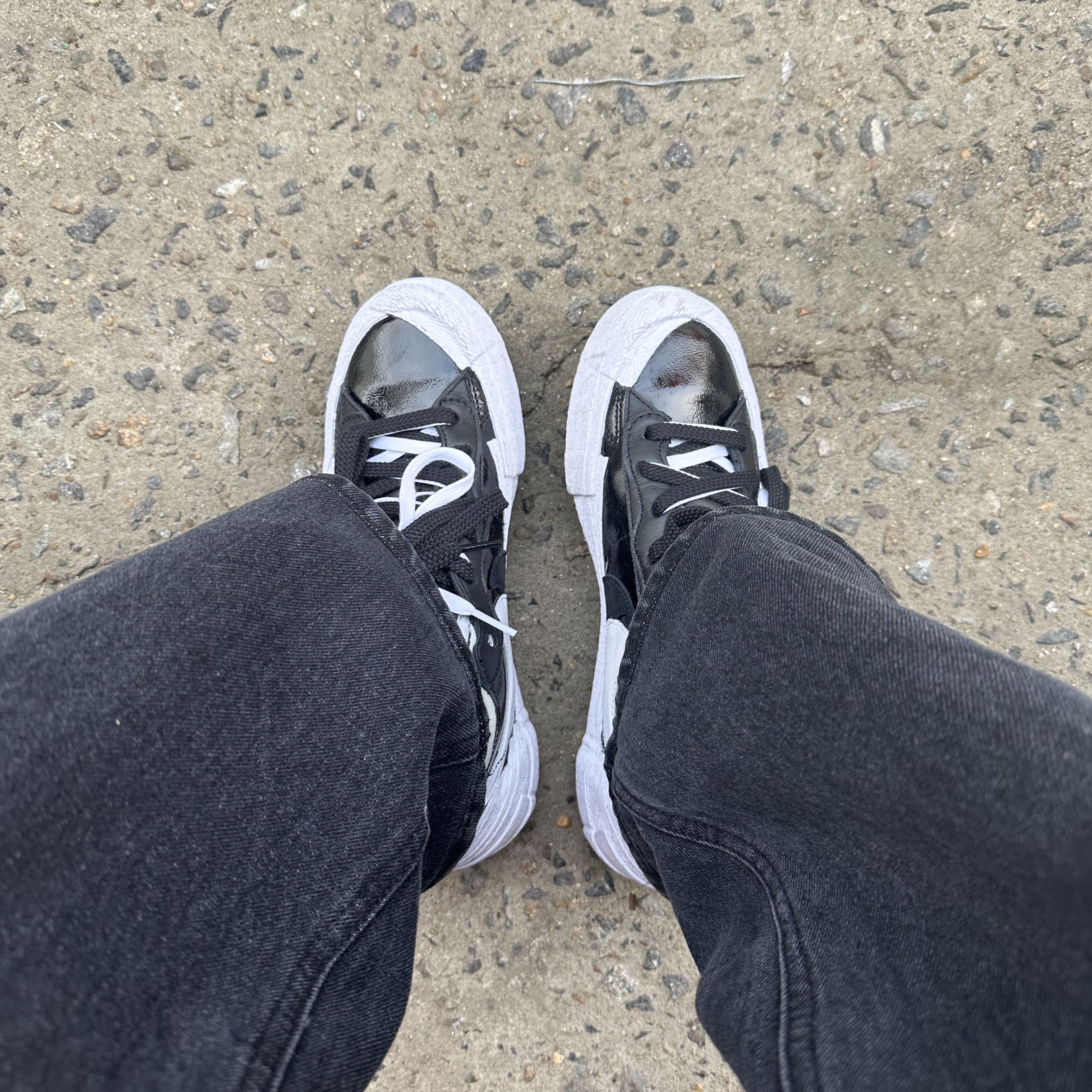 Nike x Sacai Blazer Low Black Patent Leather 착용 스타일 - 1