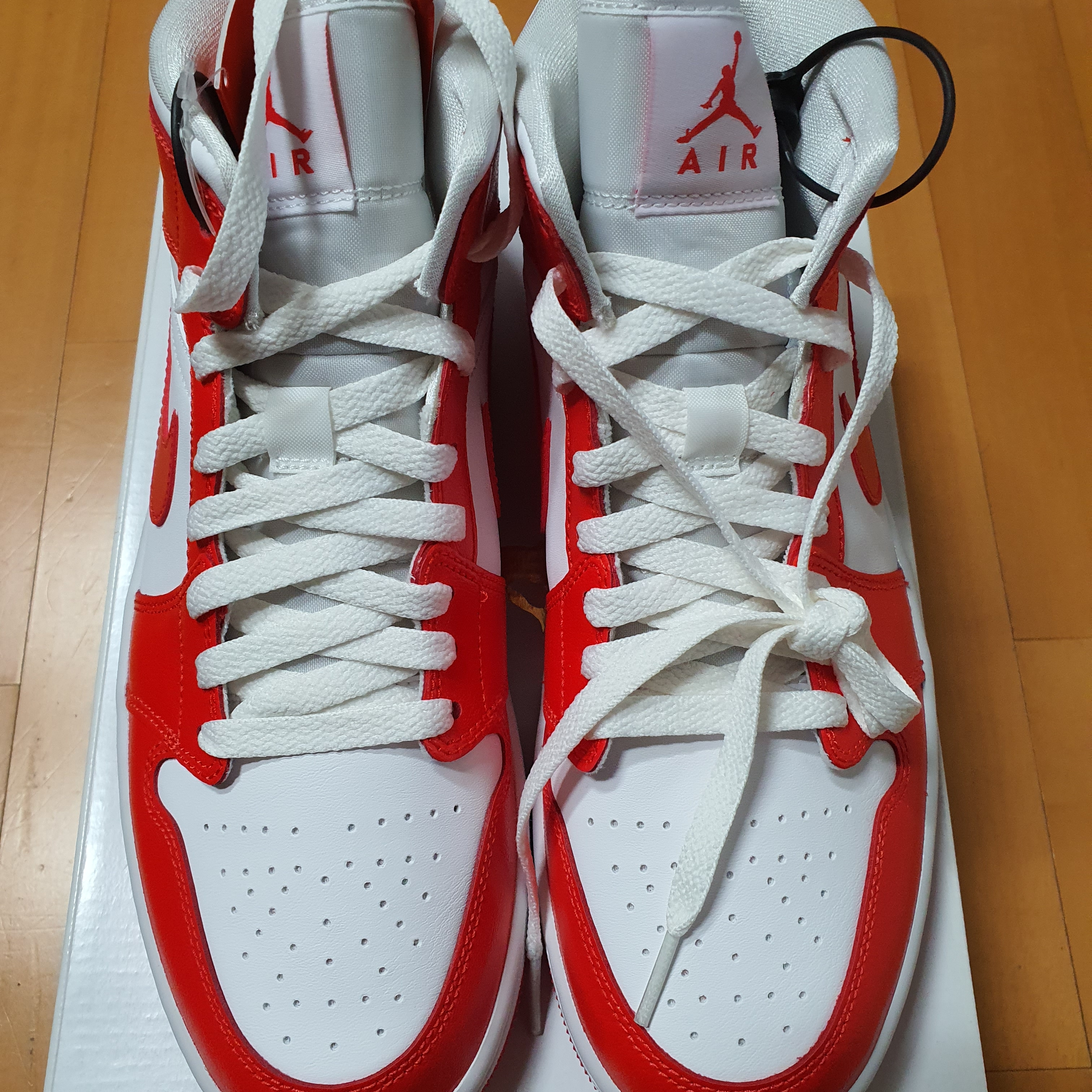 (W) Jordan 1 Mid Habanero Red 착용 스타일 - 1
