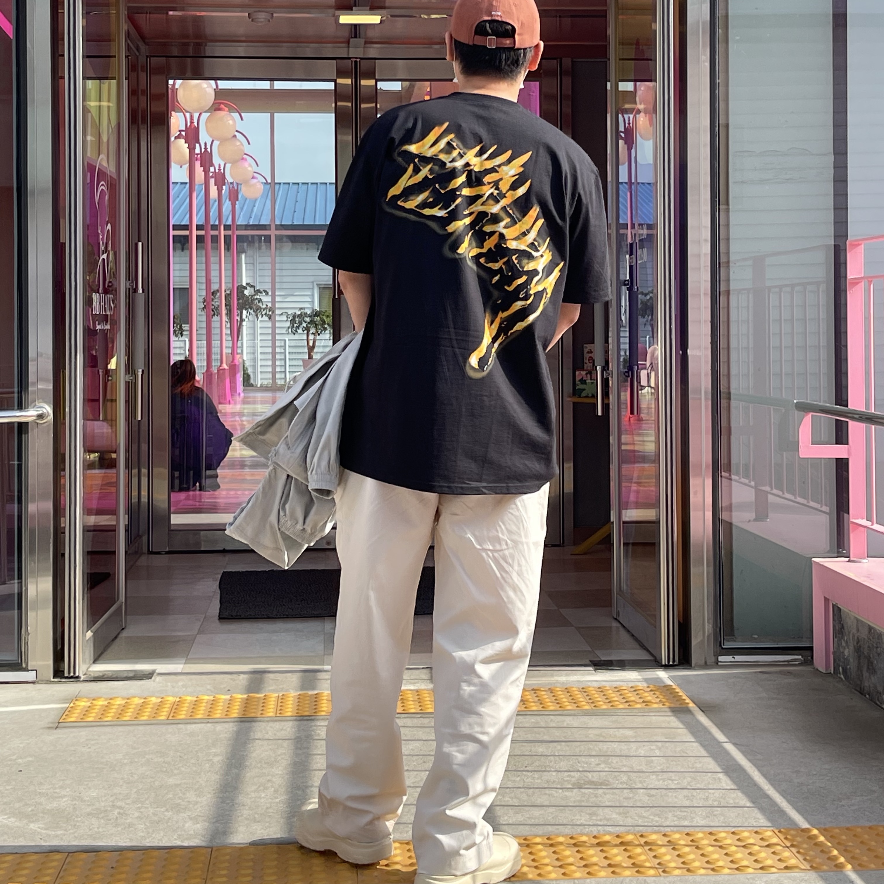 Stussy Burning Stock T-Shirt Black 착용 스타일 - 3