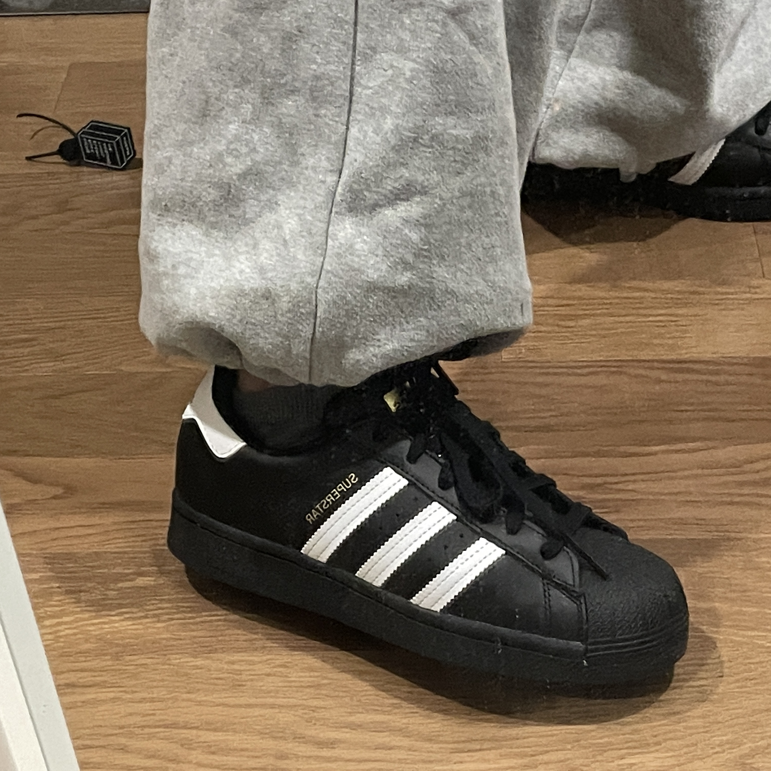 Adidas Superstar Core Black White 착용 스타일