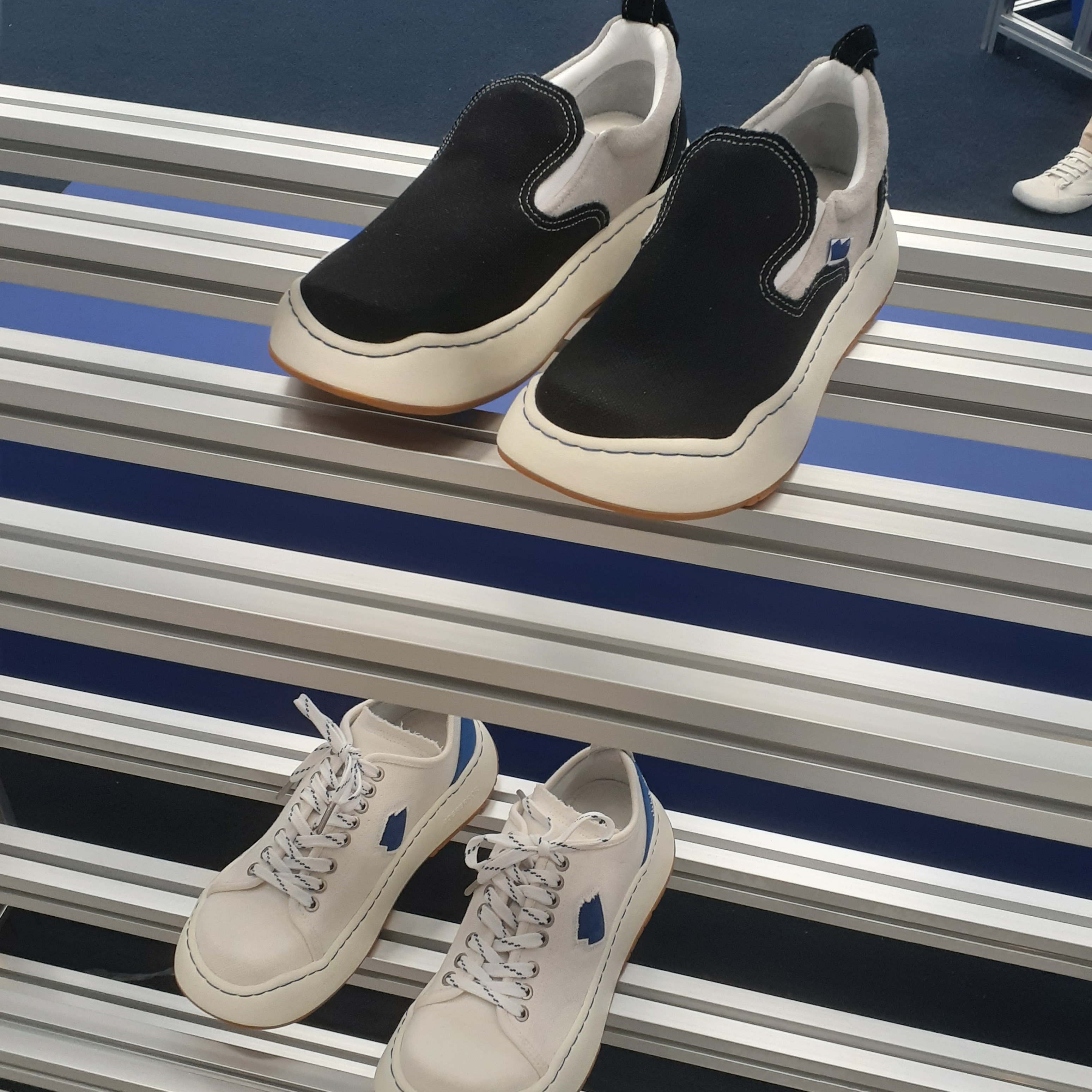 Ader Error Log; Lad Noir, Ader Error Log; Canv White 착용 스타일