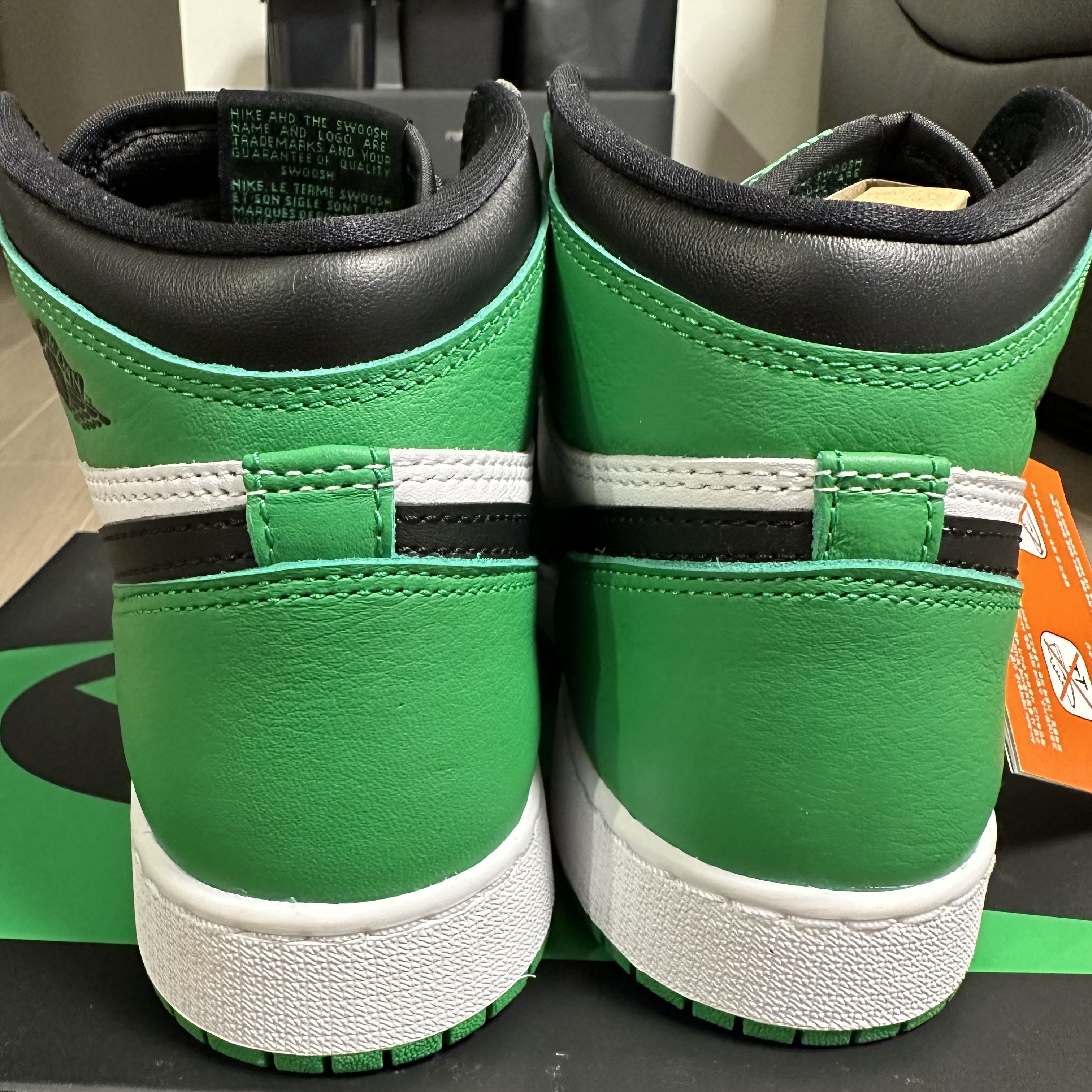 Jordan 1 Retro High OG Black and Lucky Green, (GS) Jordan 1 Retro High OG Black and Lucky Green 착용 스타일 - 4