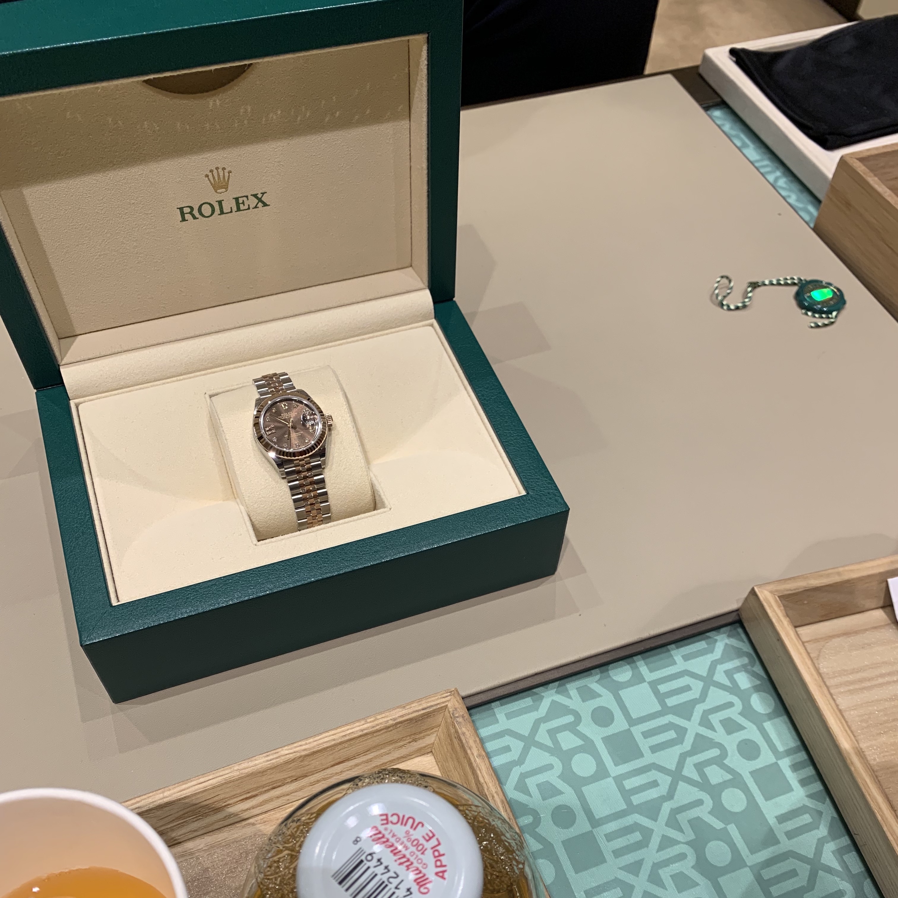 Rolex Lady-Datejust 28mm 279171 Chocolate Roman Diamond-Set Jubilee 착용 스타일