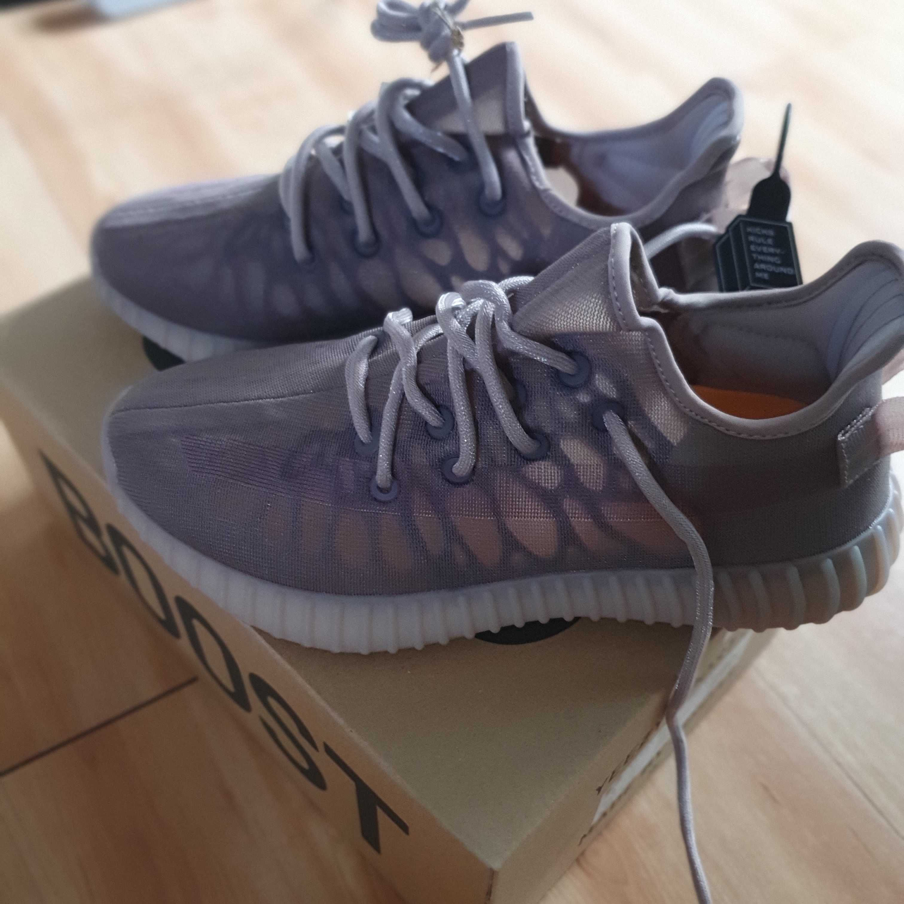 Adidas Yeezy Boost 350 V2 Mono Mist 착용 스타일