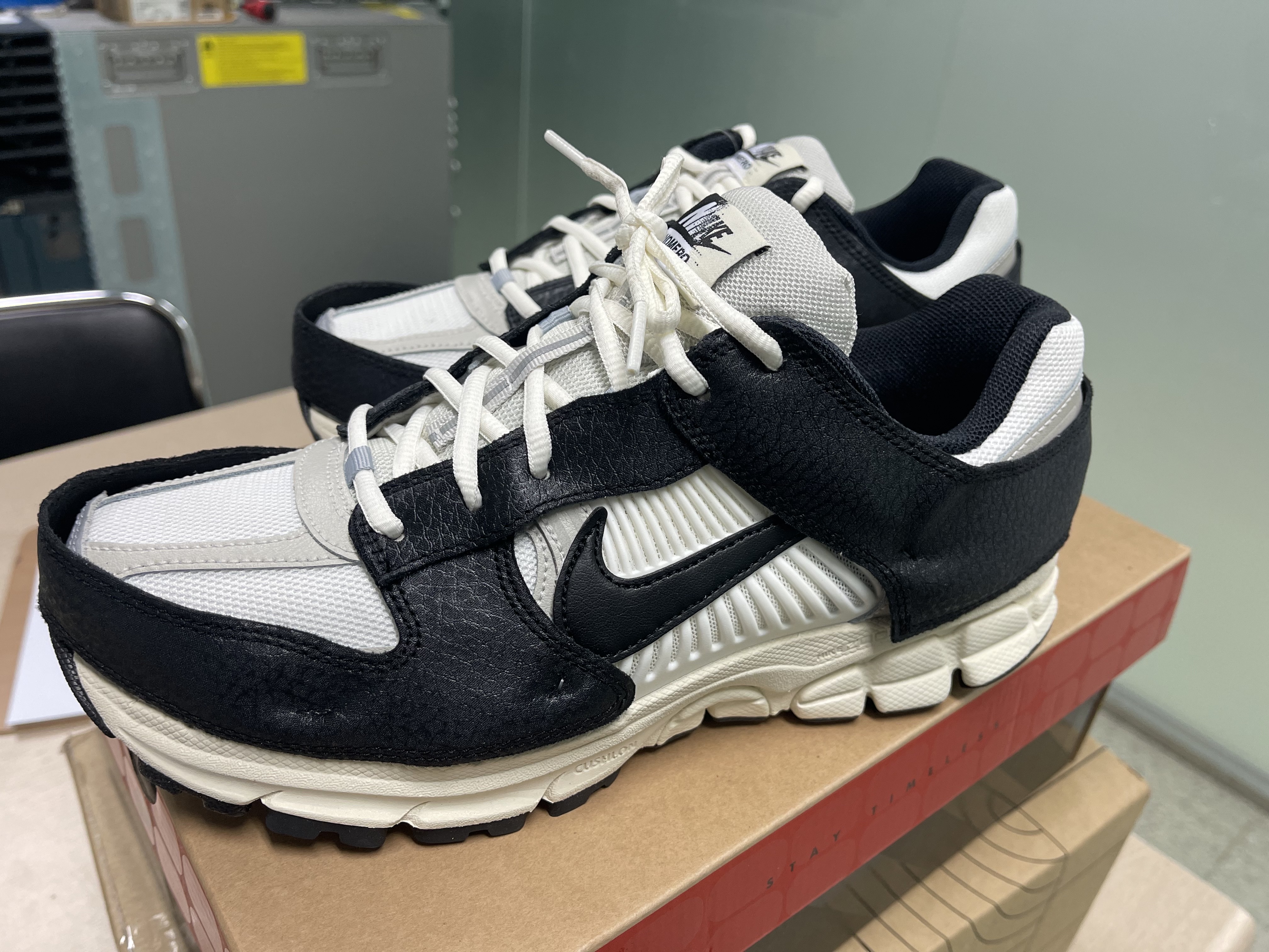 (W) Nike Zoom Vomero 5 Wolf Grey and Black 착용 스타일 - 2